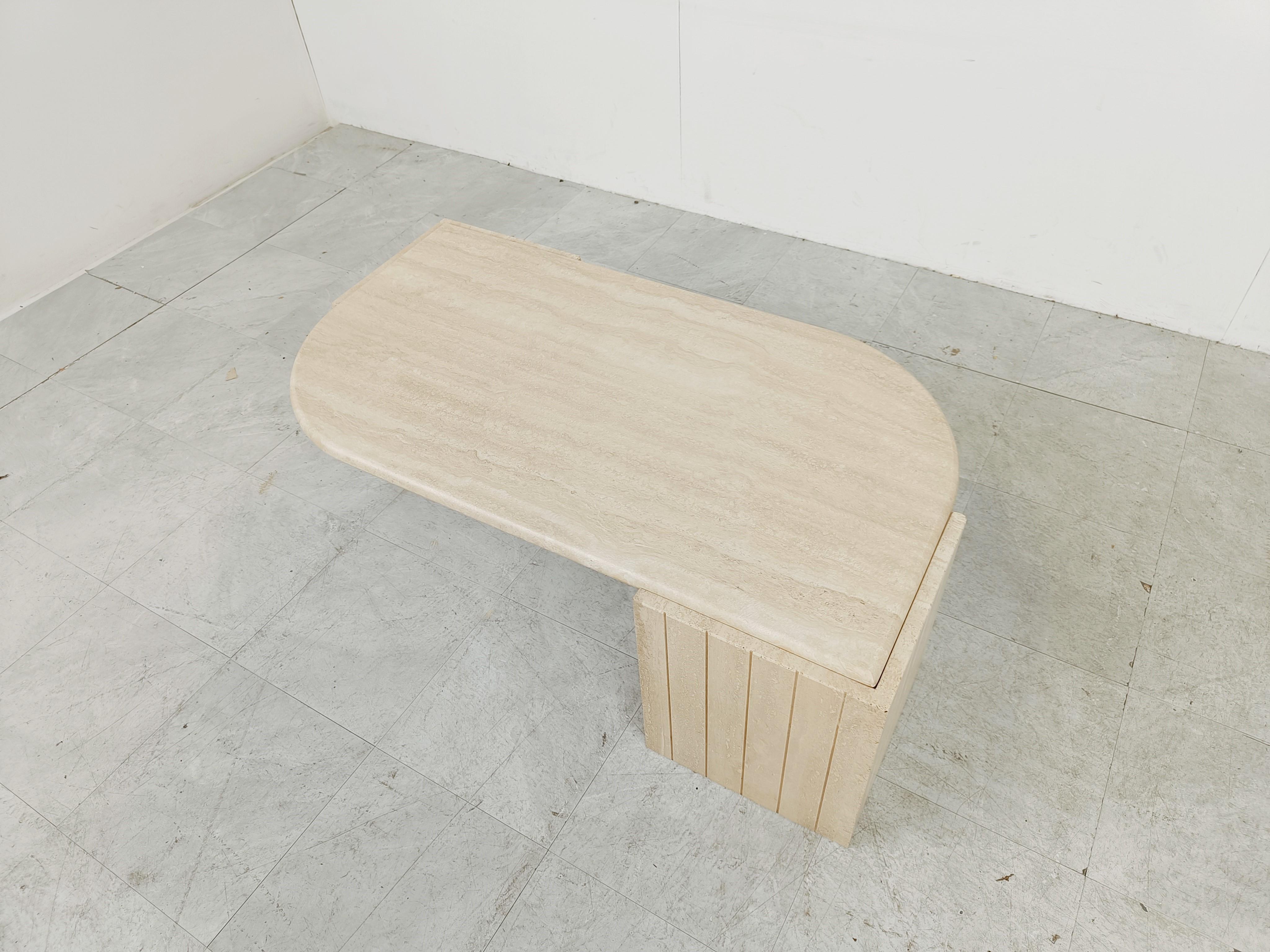 Gorgeous travertine 'eye' shaped coffee table by Roche Bobois.

These tables have been popular thanks to their curved and timeless design.

Good condition

1970s - France

Height: 36cm/14.17