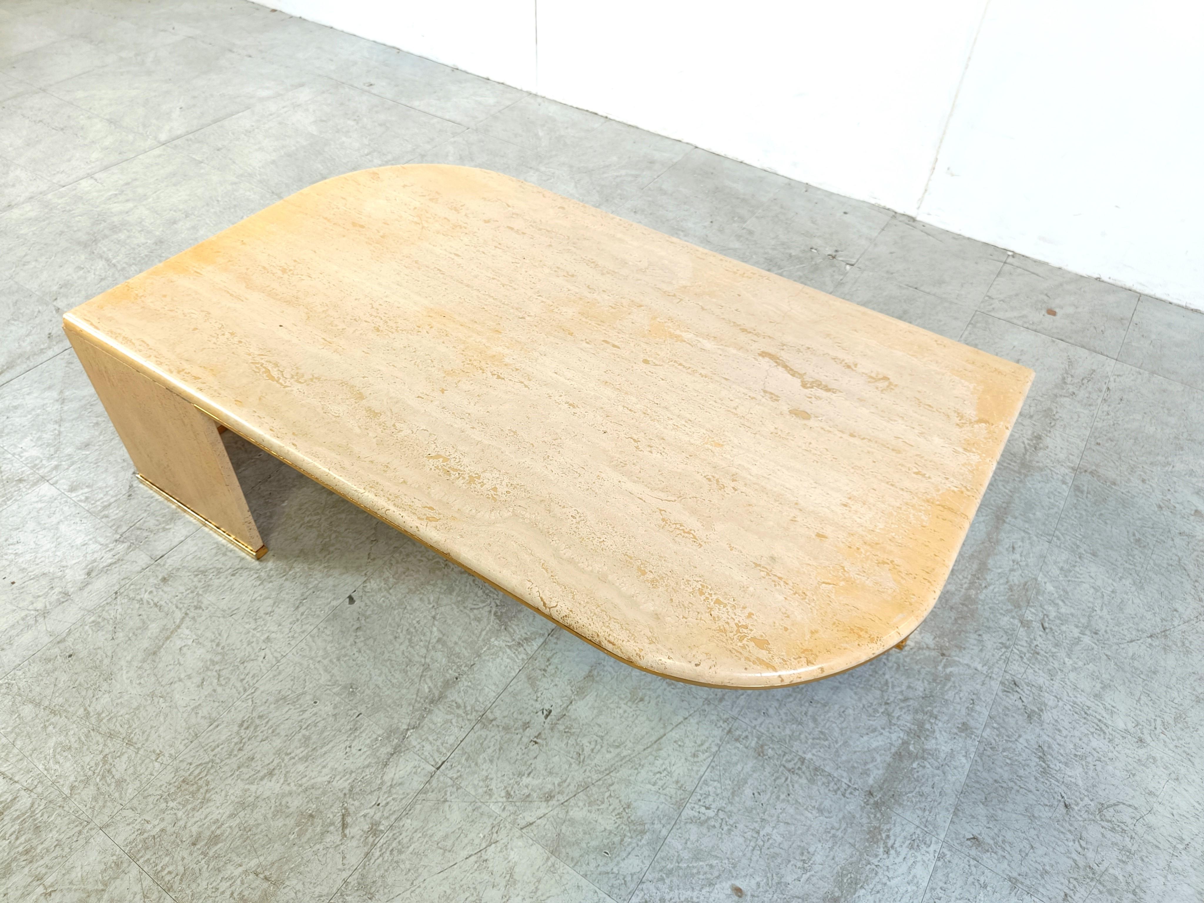 Gorgeous travertine and brass 'eye' shaped coffee table by Roche Bobois.

These tables have been popular thanks to their curved and timeless design.

Good condition, the small chip will be repaired

1970s - France

Height: 37cm/14.56