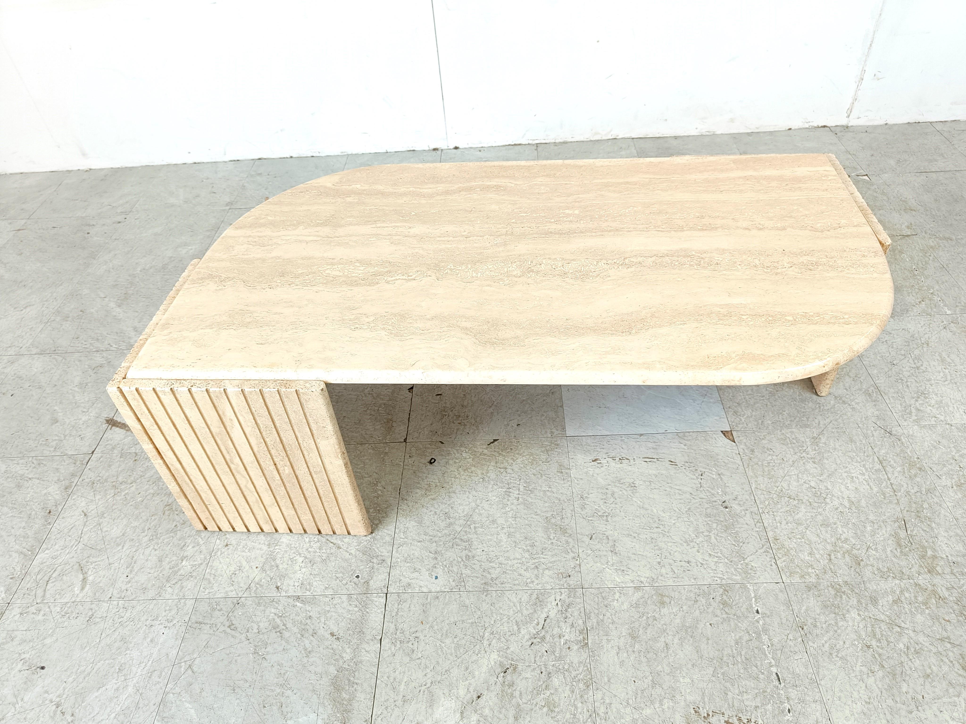 Gorgeous travertine 'eye' shaped coffee table by Roche Bobois.

These tables have been popular thanks to their curved and timeless design.

Good condition

1970s - France

Height: 36cm/14.17