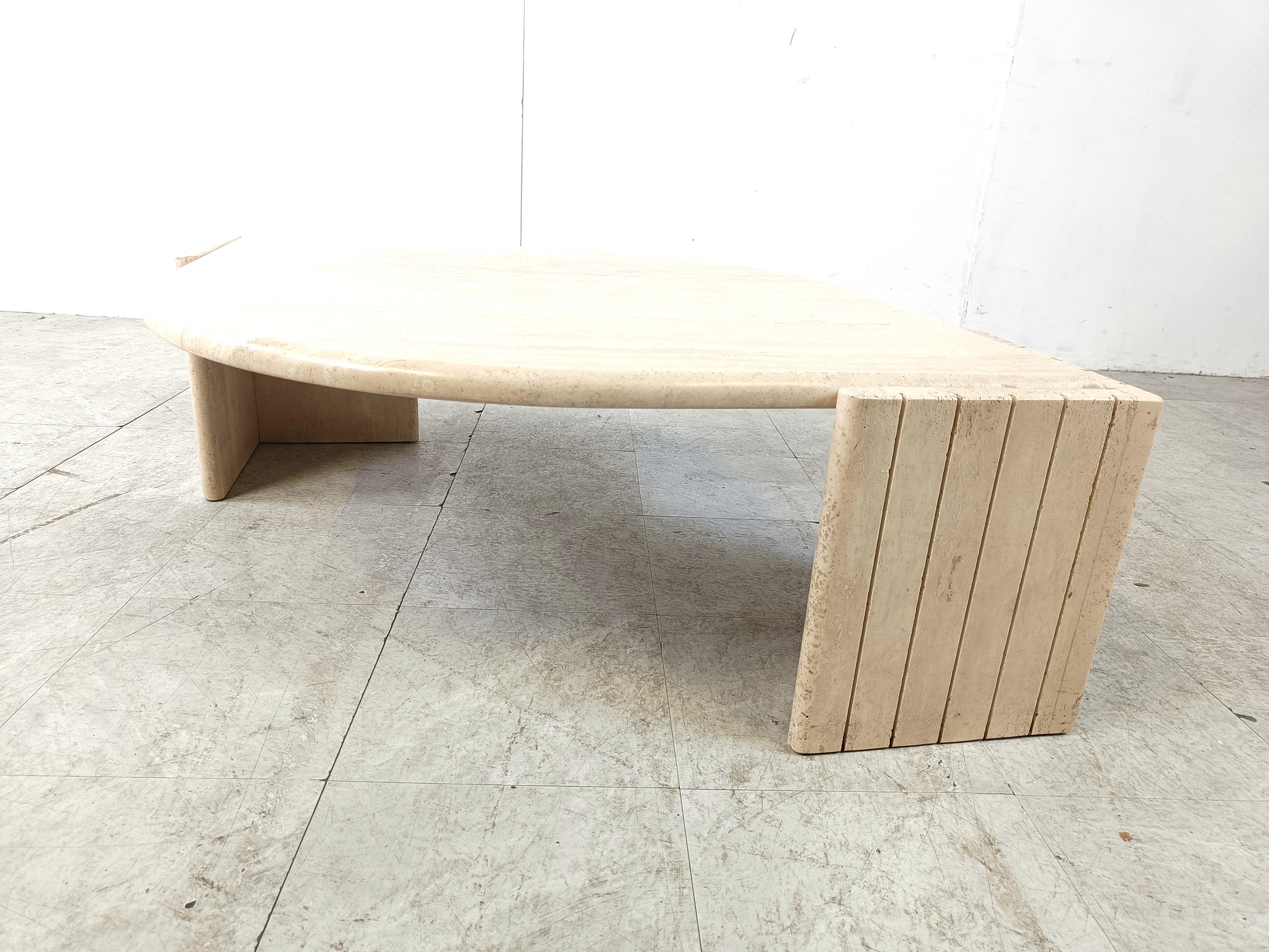 Gorgeous travertine 'eye' shaped coffee table by Roche Bobois.

These tables have been popular thanks to their curved and timeless design.

Good condition

1970s - France

Height: 37cm
Width: 135cm
Depth: 90cm

Ref.: 455877