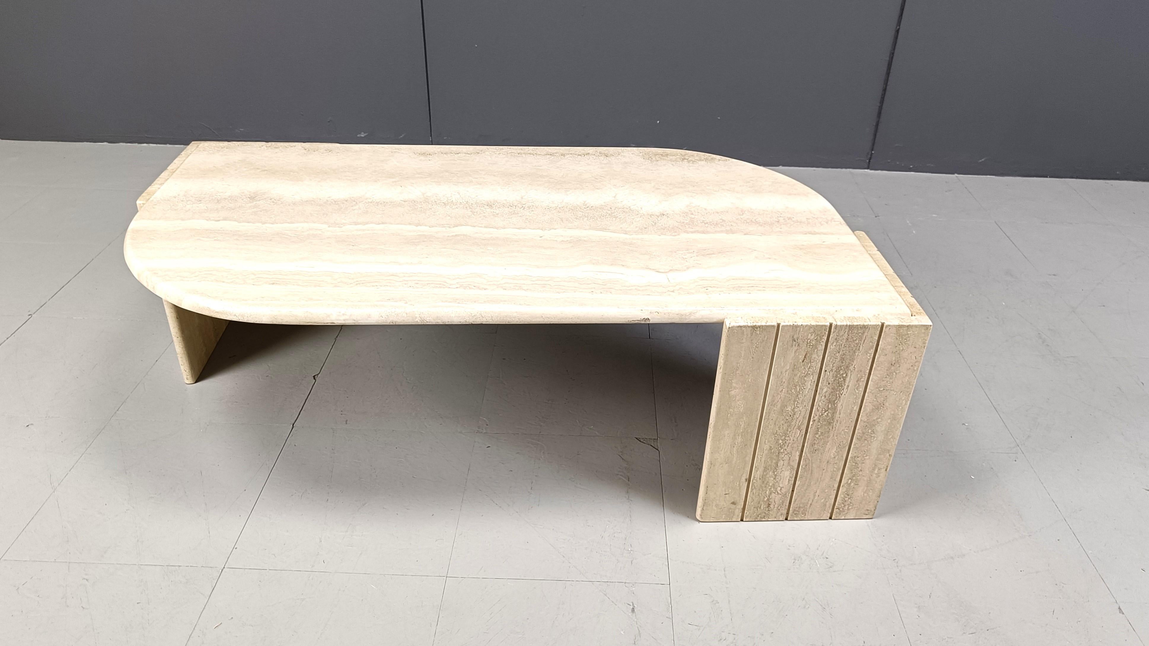 Wunderschöner Couchtisch in Form eines Auges aus Travertin von Roche Bobois.

Diese Tische sind dank ihres geschwungenen und zeitlosen Designs sehr beliebt.

Guter Zustand

1970er Jahre - Frankreich

Höhe: 42cm
Breite: 115 cm
Tiefe: 62 cm

Bez.: