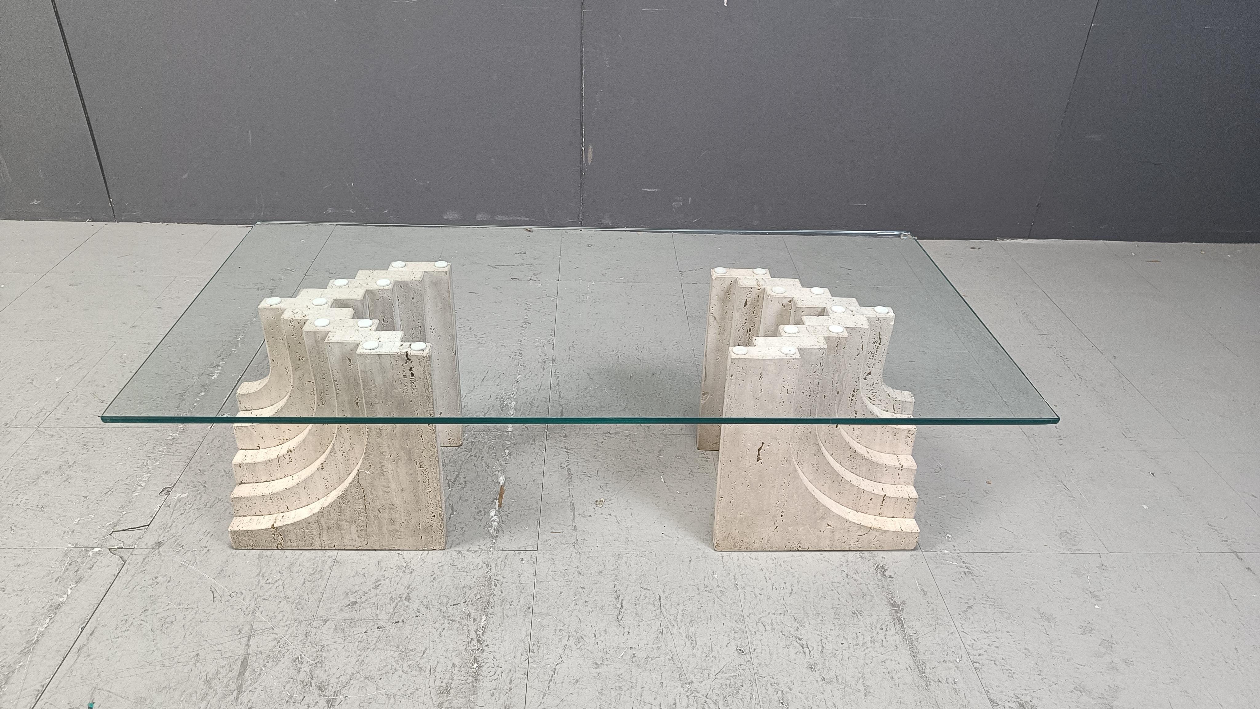 
Couchtisch aus Travertin im Vintage-Stil mit abgeschrägter ovaler Glasplatte und gestuften Travertinfüßen im Stil von Carlo Scarpa.

Tolles Aussehen, zeitloses Design.

1970er Jahre - Italien

Guter Zustand

Höhe: 36cm
Breite: 116 cm
Tiefe: