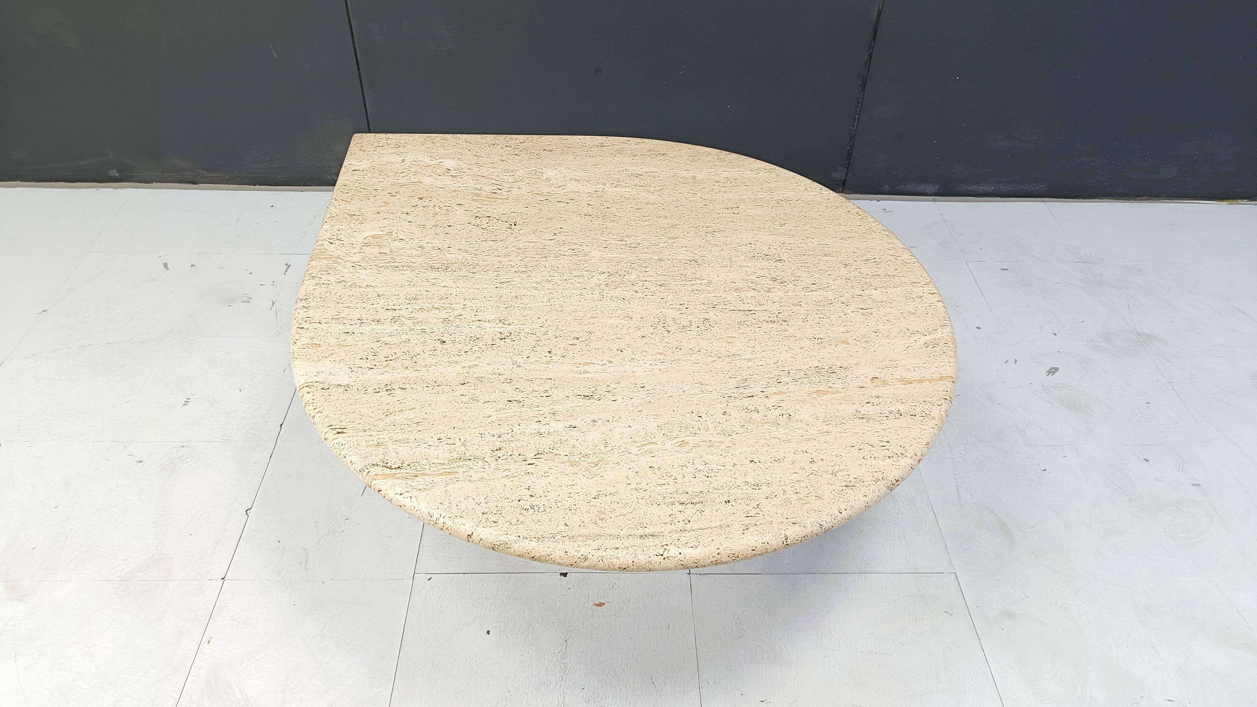 Magnifique table basse en travertin en forme de goutte d'eau de Roche Bobois.

Ces tables ont connu un grand succès grâce à leur design incurvé et intemporel.

Très bon état.

Années 1970 - France

Hauteur : 44cm
Largeur : 120cm
Profondeur :