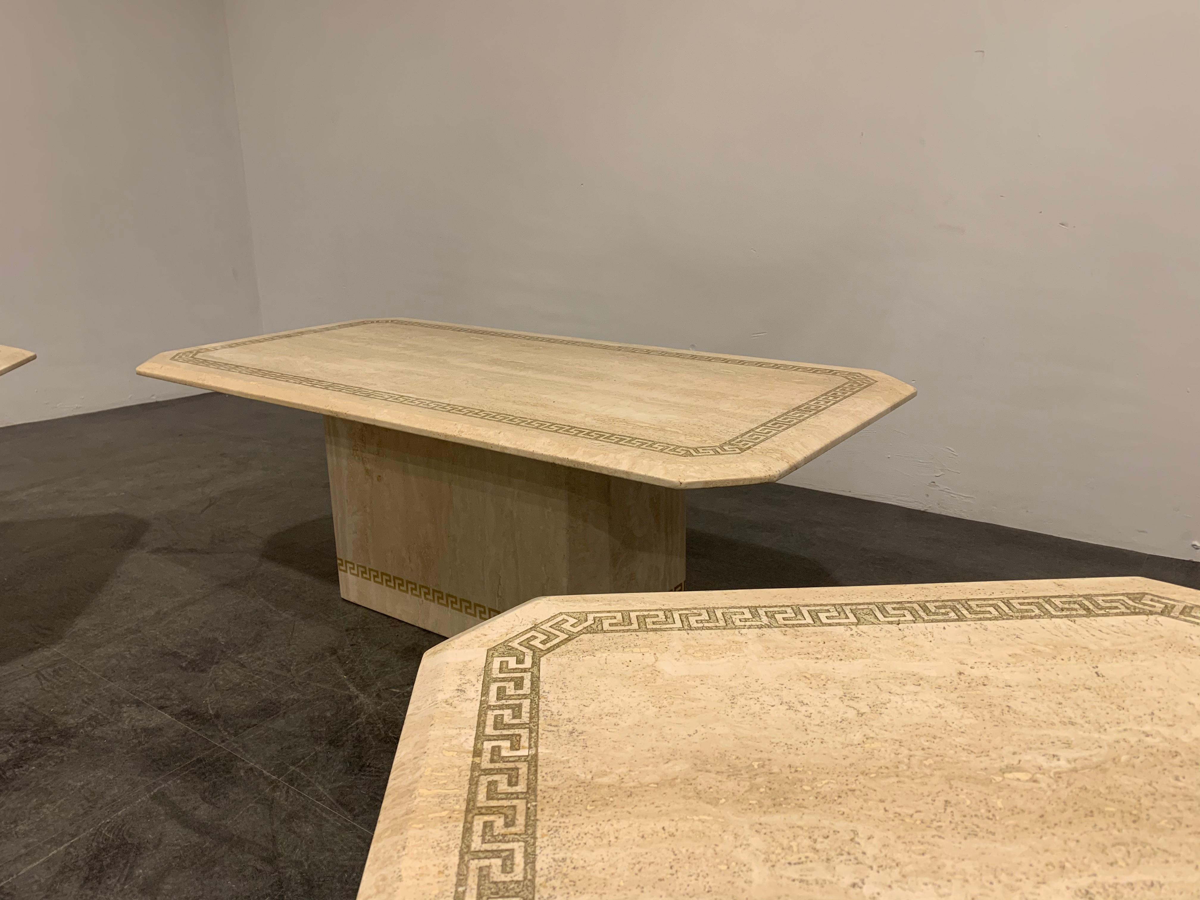 Set aus exquisitem Travertin-Couchtisch und Beistelltischen.

Fein gearbeitete Tischplatten mit eingelegten griechischen Schlüsseldekorationen aus Stein. Die Sockel sind mit den gleichen Verzierungen in Goldfarbe versehen.

Schöne Farbe.

Sehr