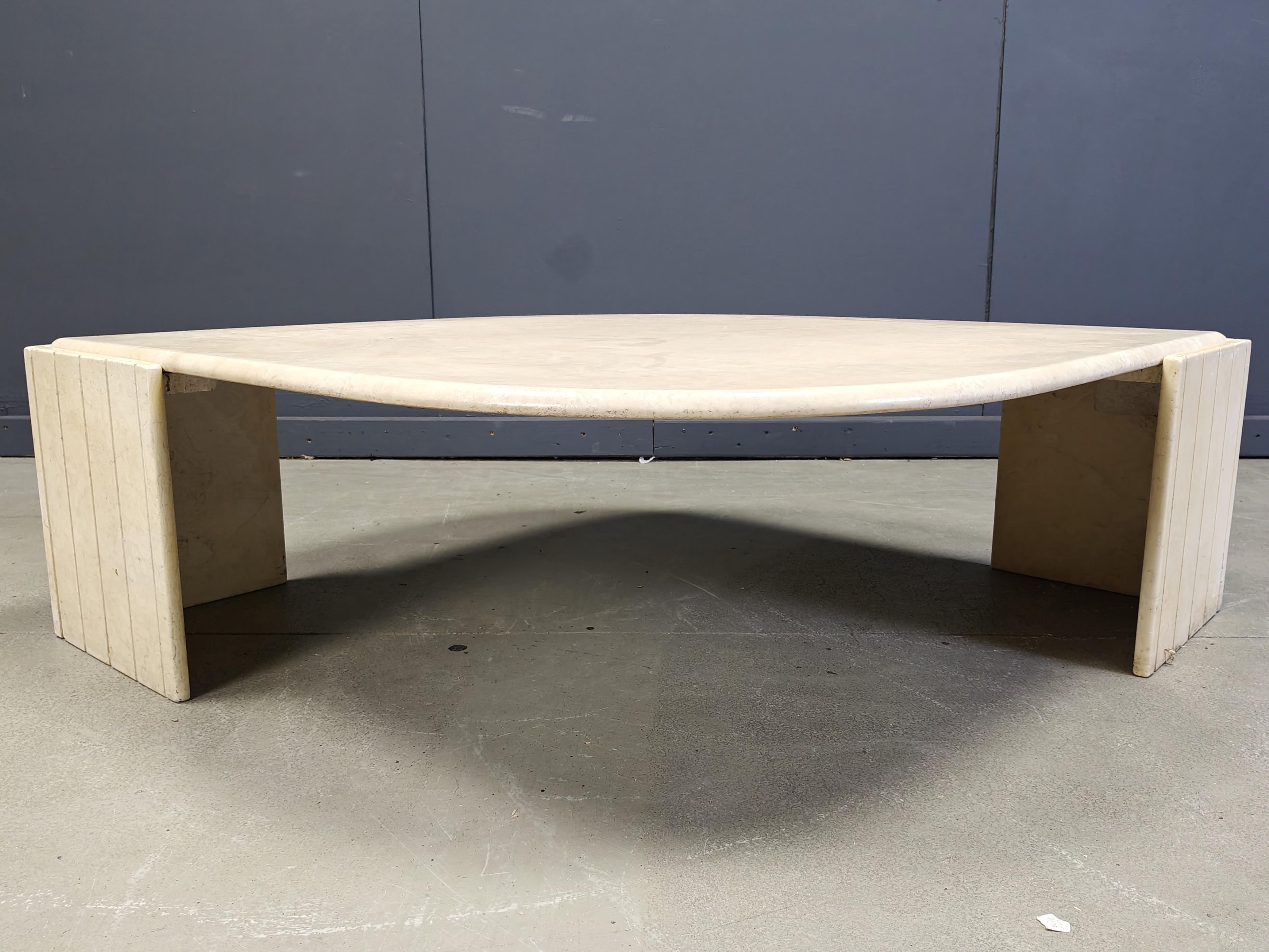 Table basse vintage en travertin par Roche Bobois, 1970 en vente 1