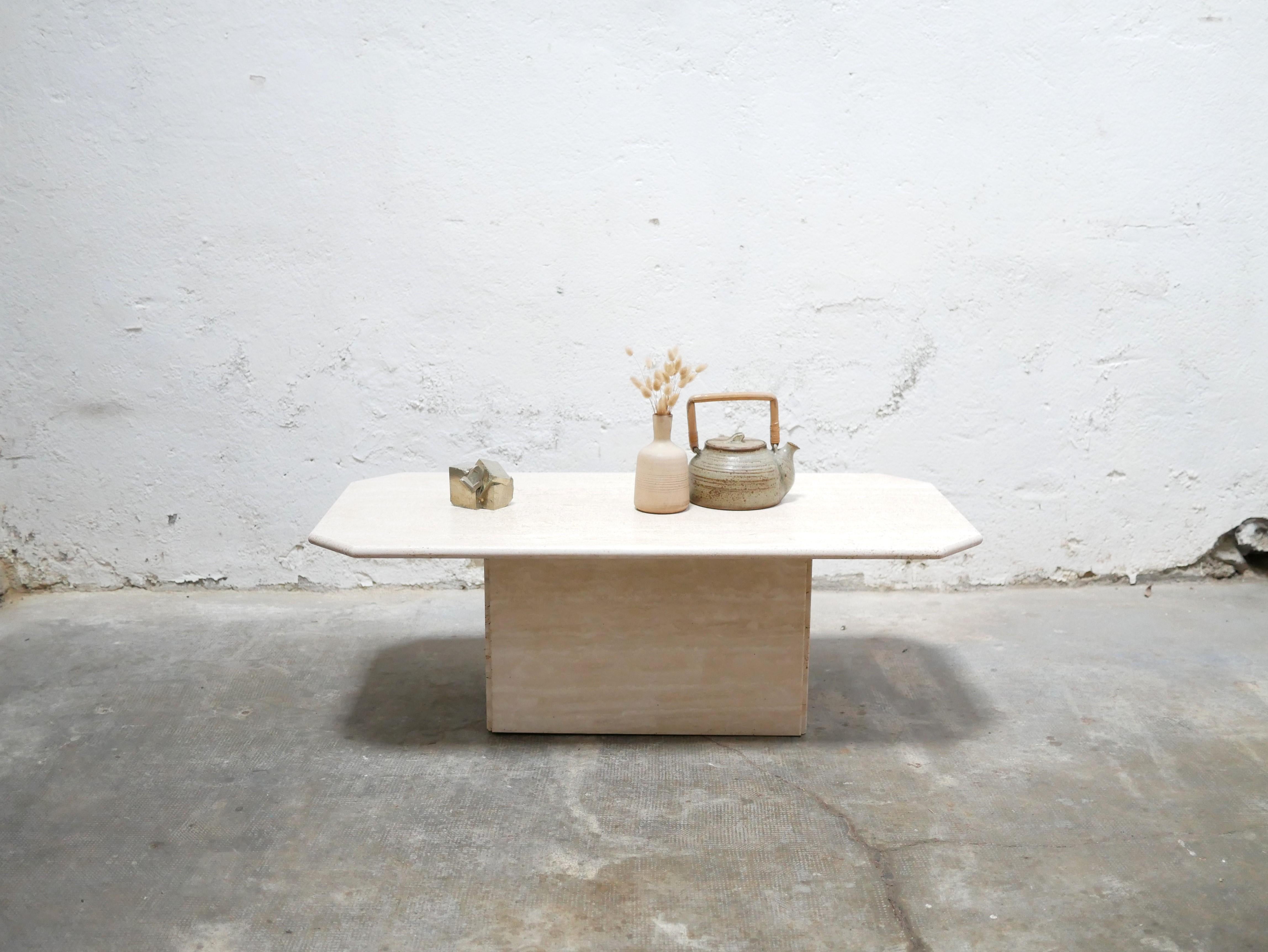 Table basse en travertin datant des années 70.
 
Couleur travertin claire et lumineuse qui donne à la table beaucoup d'élégance et de caractère. 
Esthétique et pratique, cette table basse apportera un charme naturel à la décoration grâce à la pureté
