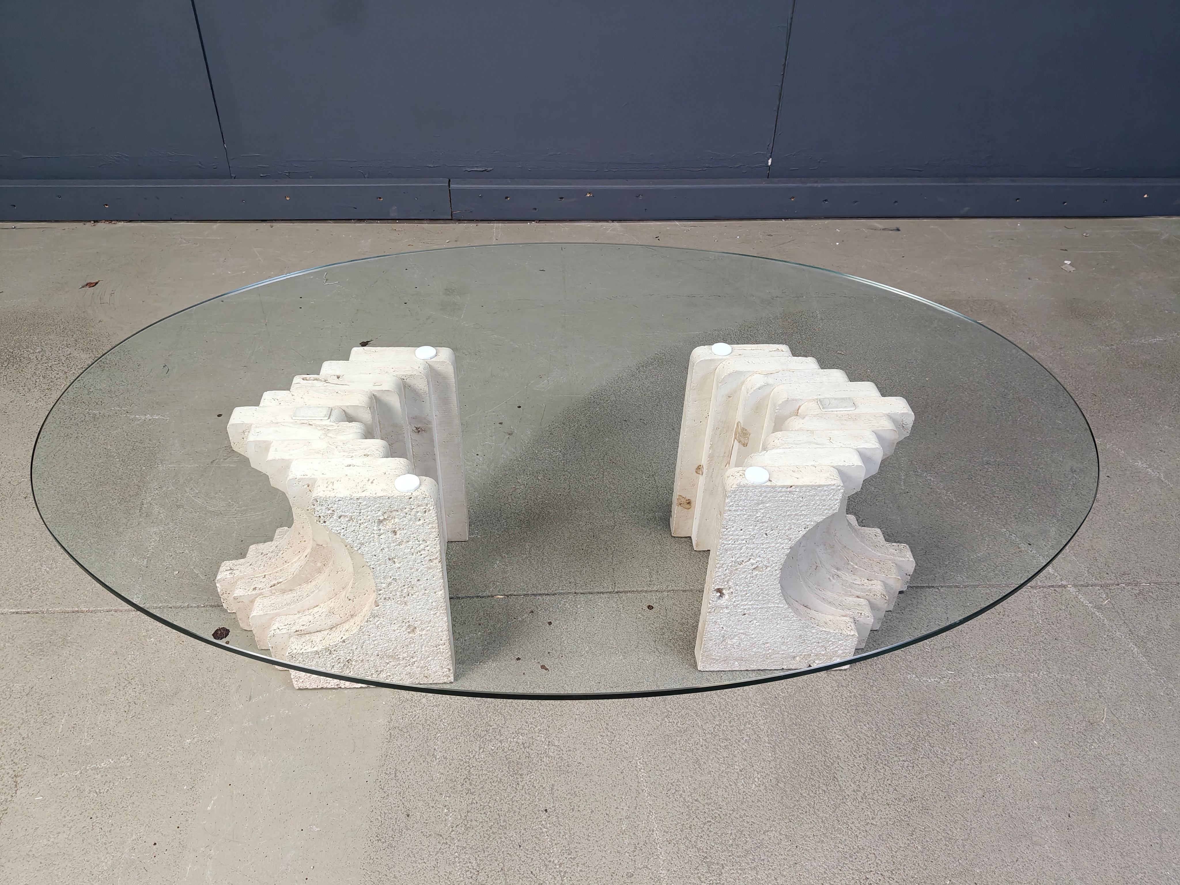 Table basse vintage en travertin avec un plateau en verre ovale transparent et des bases en travertin à gradins dans le style de Carlo Scarpa.

Un look superbe, un design intemporel.

Années 1970 - Italie

Bon état

Hauteur : 35cm
Largeur :