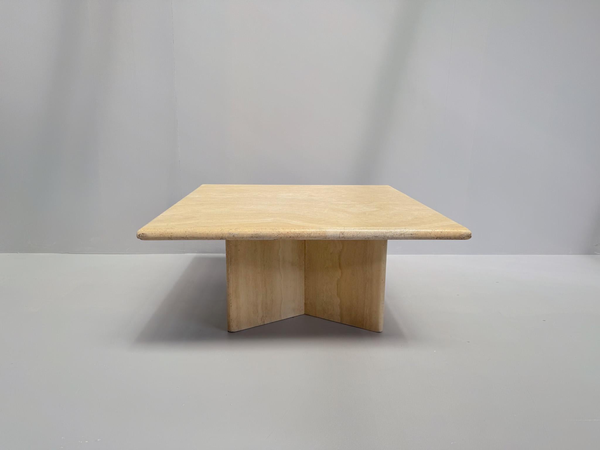 Mesa de centro vintage de travertino, diseño postmoderno de los años 70 Posmoderno en venta