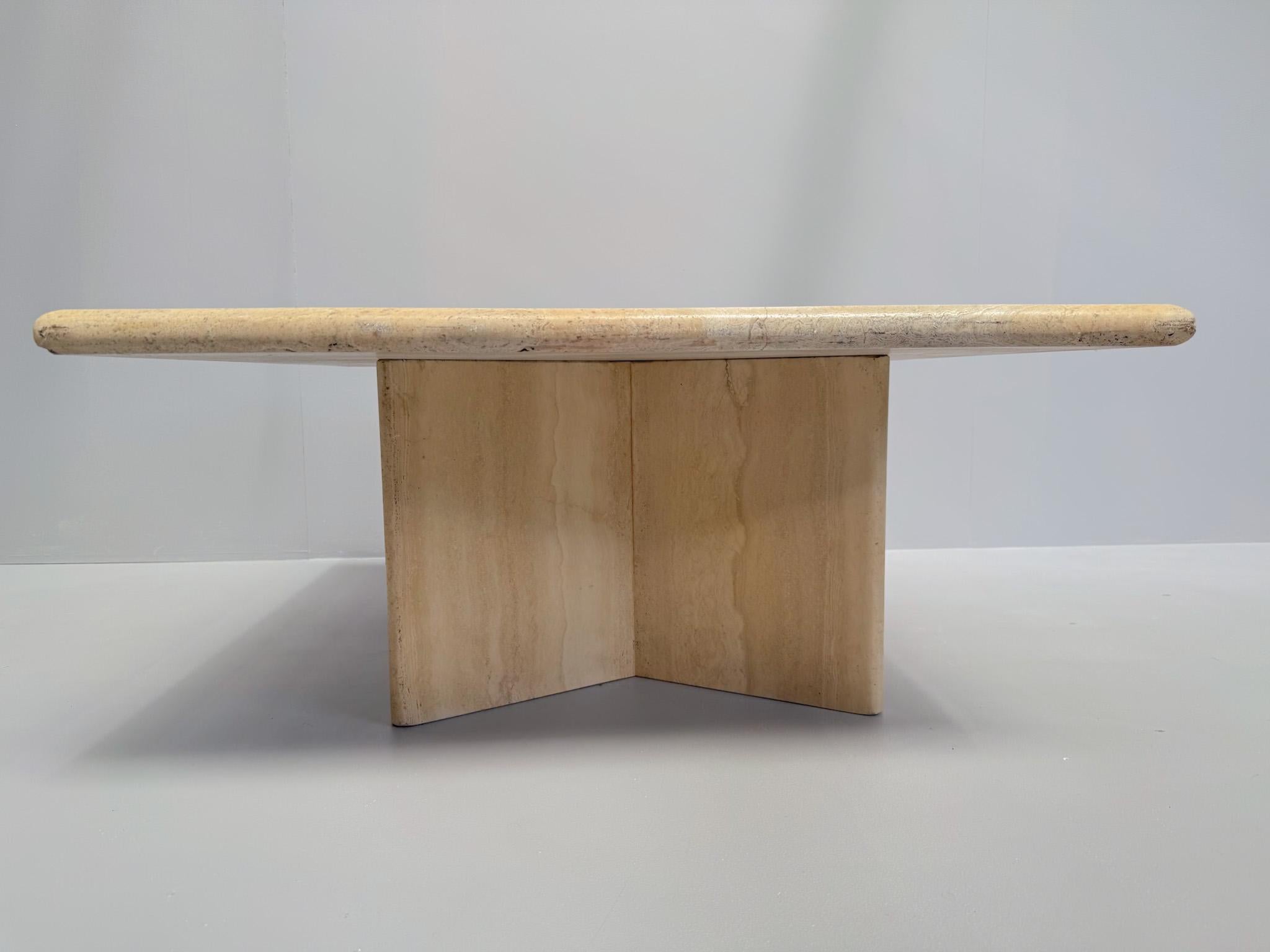 Mesa de centro vintage de travertino, diseño postmoderno de los años 70 Europeo en venta