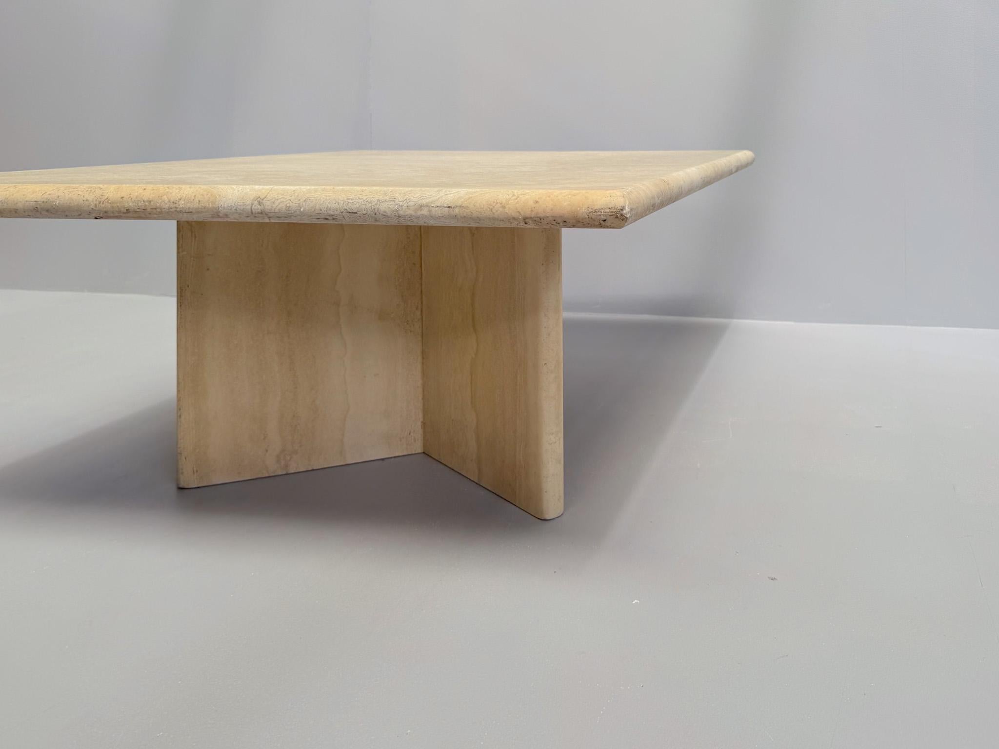 Mesa de centro vintage de travertino, diseño postmoderno de los años 70 finales del siglo XX en venta