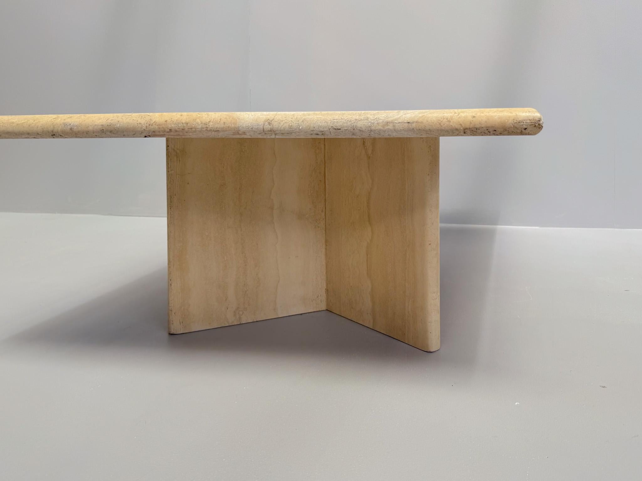 Mesa de centro vintage de travertino, diseño postmoderno de los años 70 en venta 2