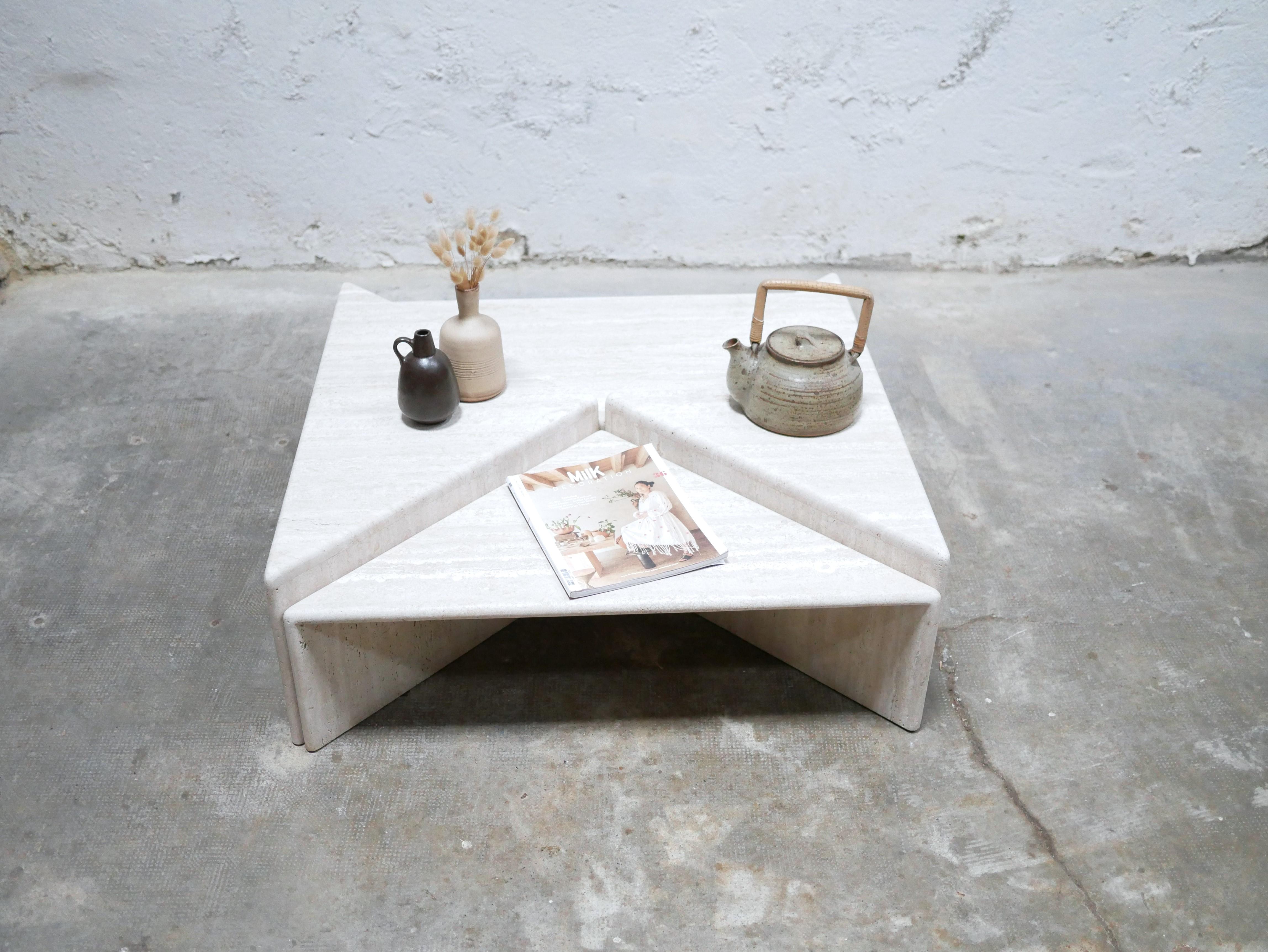Travertine coffee table produced by Roche Bobois in the 70s.
 
Clear and bright travertine color which gives the table a lot of elegance and character. 
Trendy, aesthetic and practical, this set will bring a natural charm to the decoration thanks to