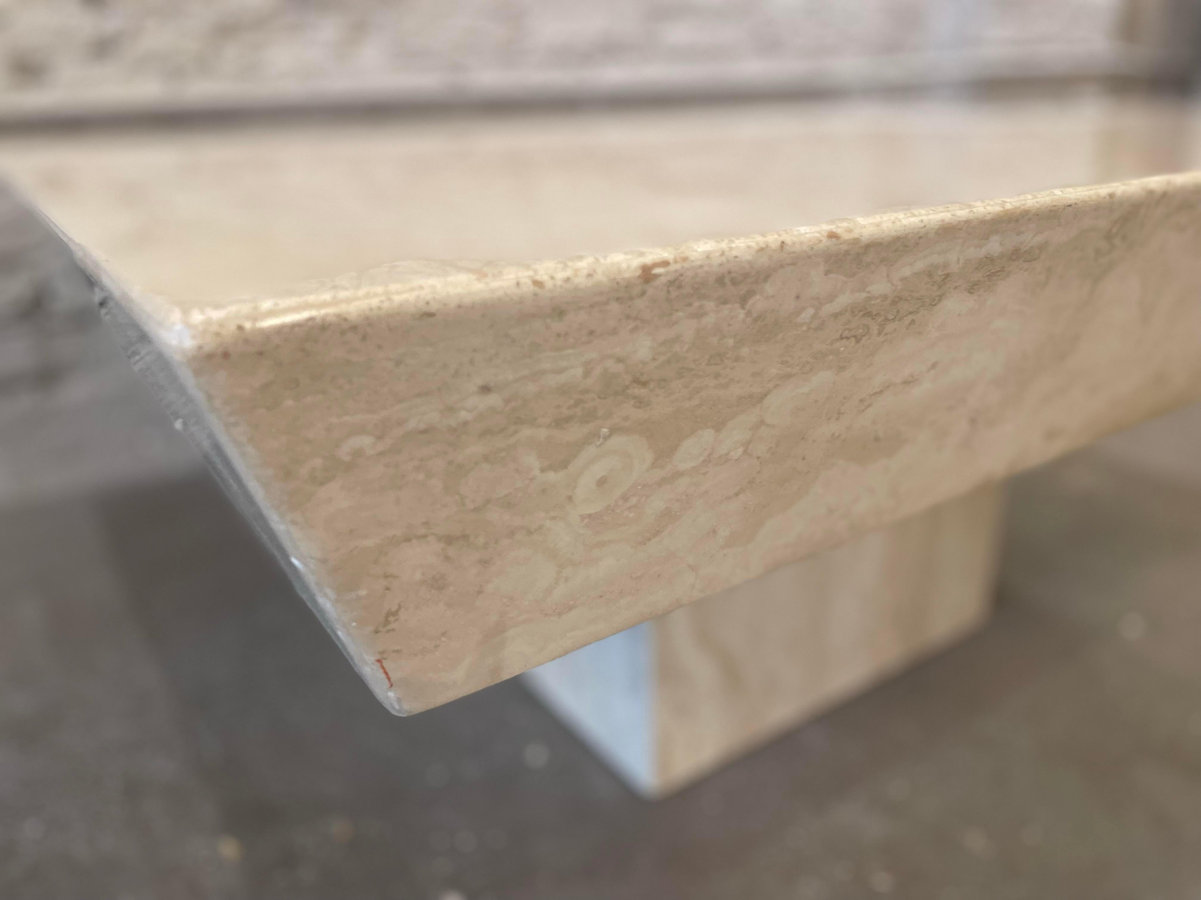 Ich liebe diesen Tisch - da Naturstein immer Variationen aufweist, ist dieser Tisch fantastisch. Hervorragender Zustand und große Skala, es ist bereit für sein nächstes Zuhause. Habe auch ein Paar passende Beistelltische. 

ABMESSUNGEN: 39,5ʺB ×