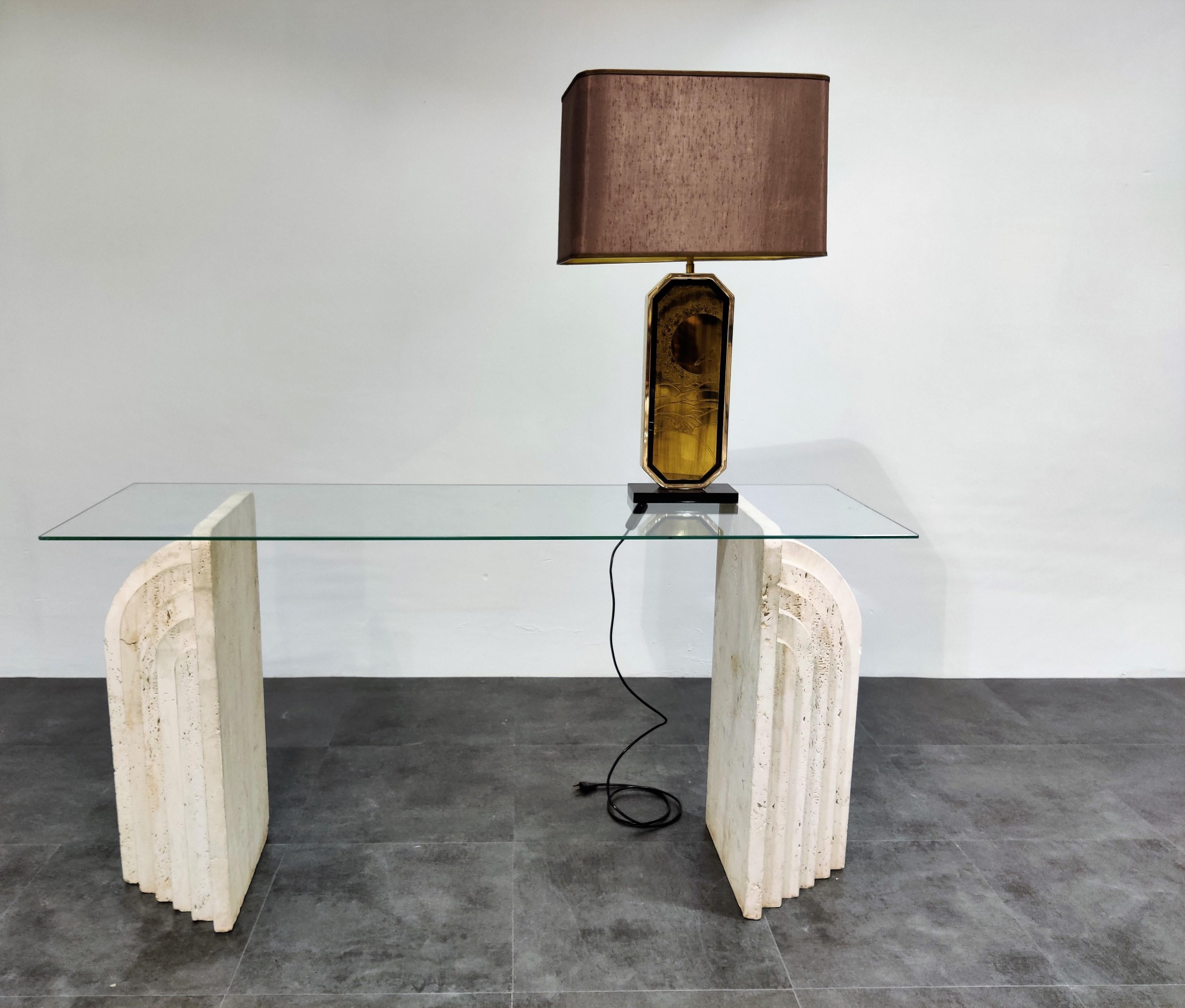 Wonderful architectural travertine console table in the manne of Carlo Scarpa.

Beautiful timeless look.

Using a larger glass, this would make a stunning dining table as well.

Good condition.

Dimensions:
Height 73cm/28.74