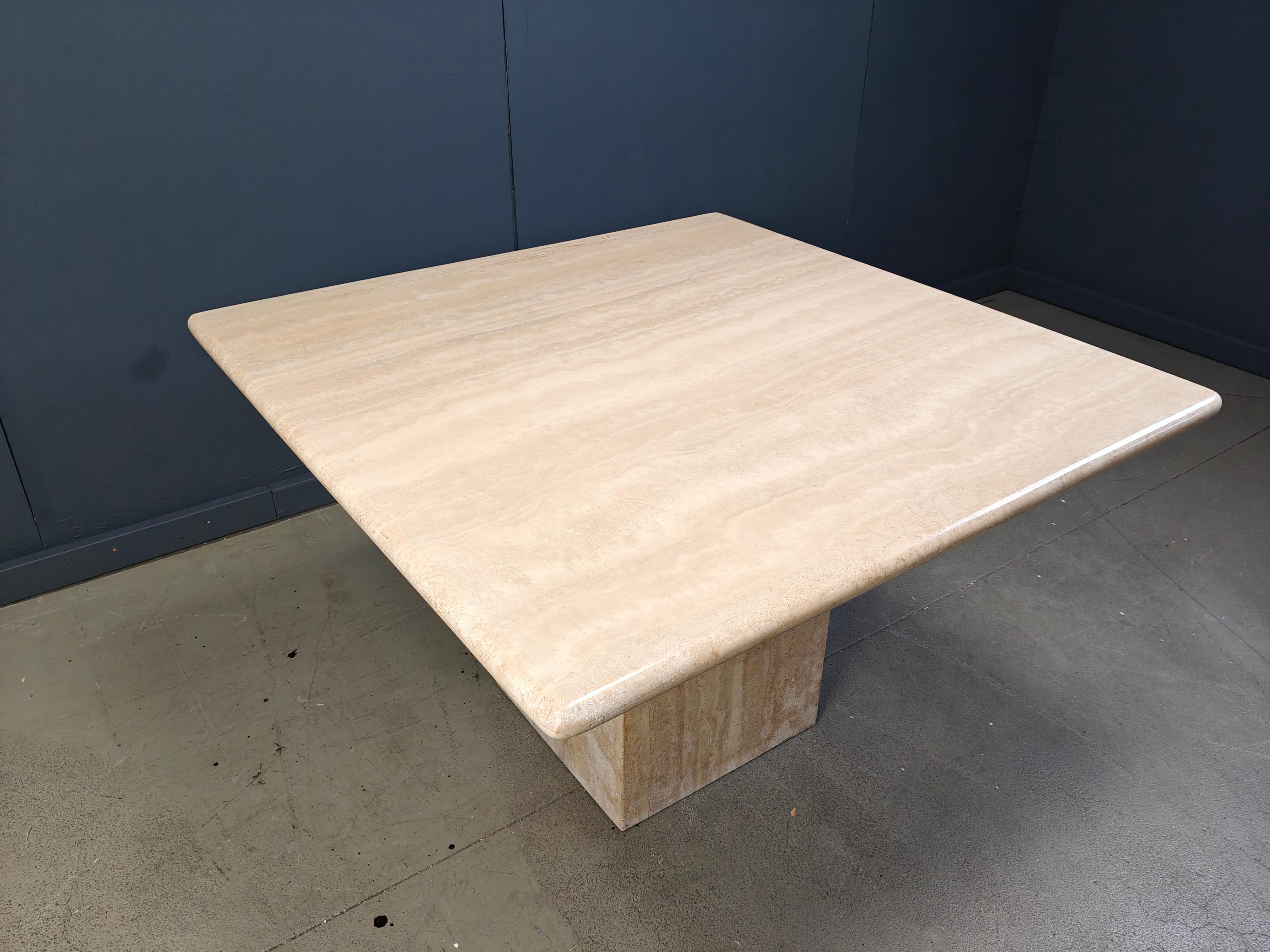 Tavolo da pranzo vintage in travertino massiccio con base centrale.

Bellissime vene naturali.

Un pezzo senza tempo.

anni '70 - Italia

Buono stato

Dimensioni:
Altezza: 71 cm
Larghezza x profondità: 120 cm

Rif.: 250801101

*Tutte le immagini