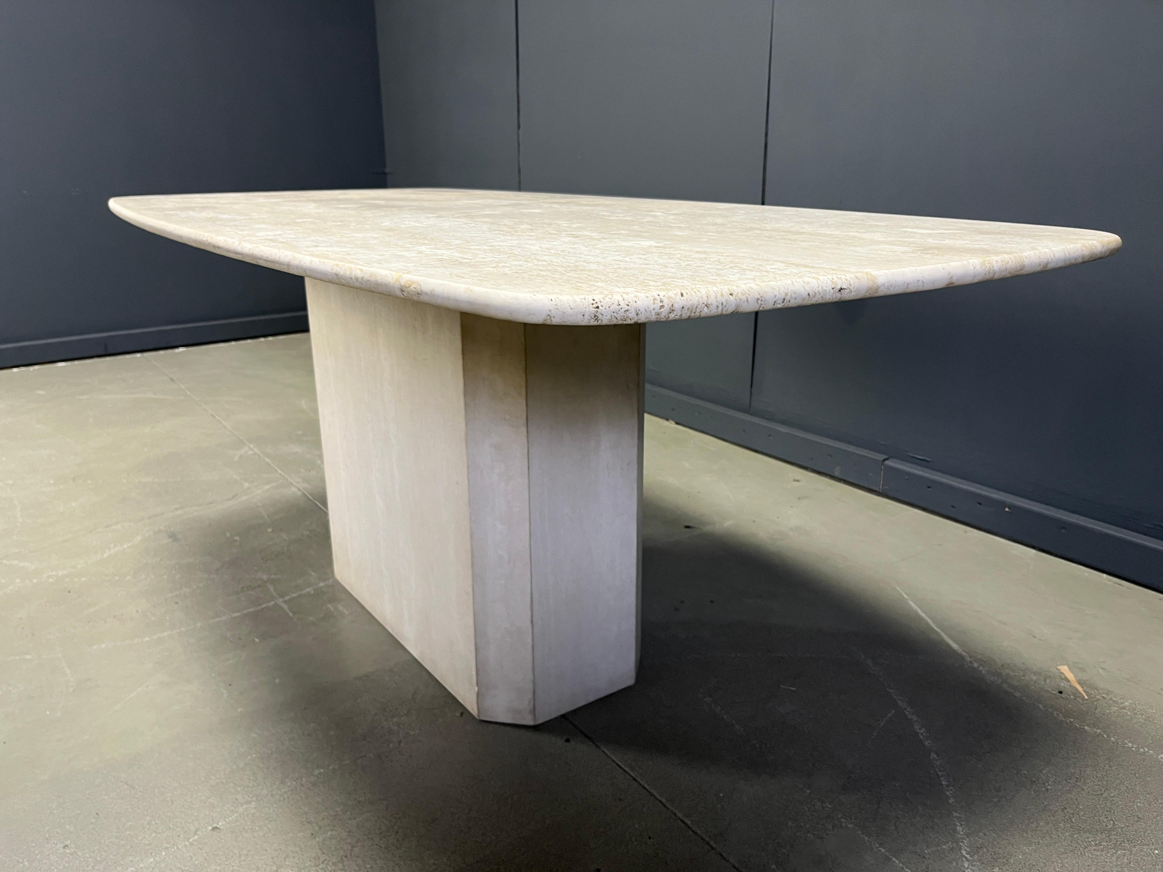 Eleganter Esstisch aus Travertin mit einer schönen, natürlich geäderten Tischplatte mit abgeschrägter Kante.

Zeitloses Stück.

1970er Jahre - Italien

Abmessungen:
Höhe: 74cm
Breite: 180cm
Tiefe: 90cm

Ref: 2509300402

*Alle Bilder sind immer Teil