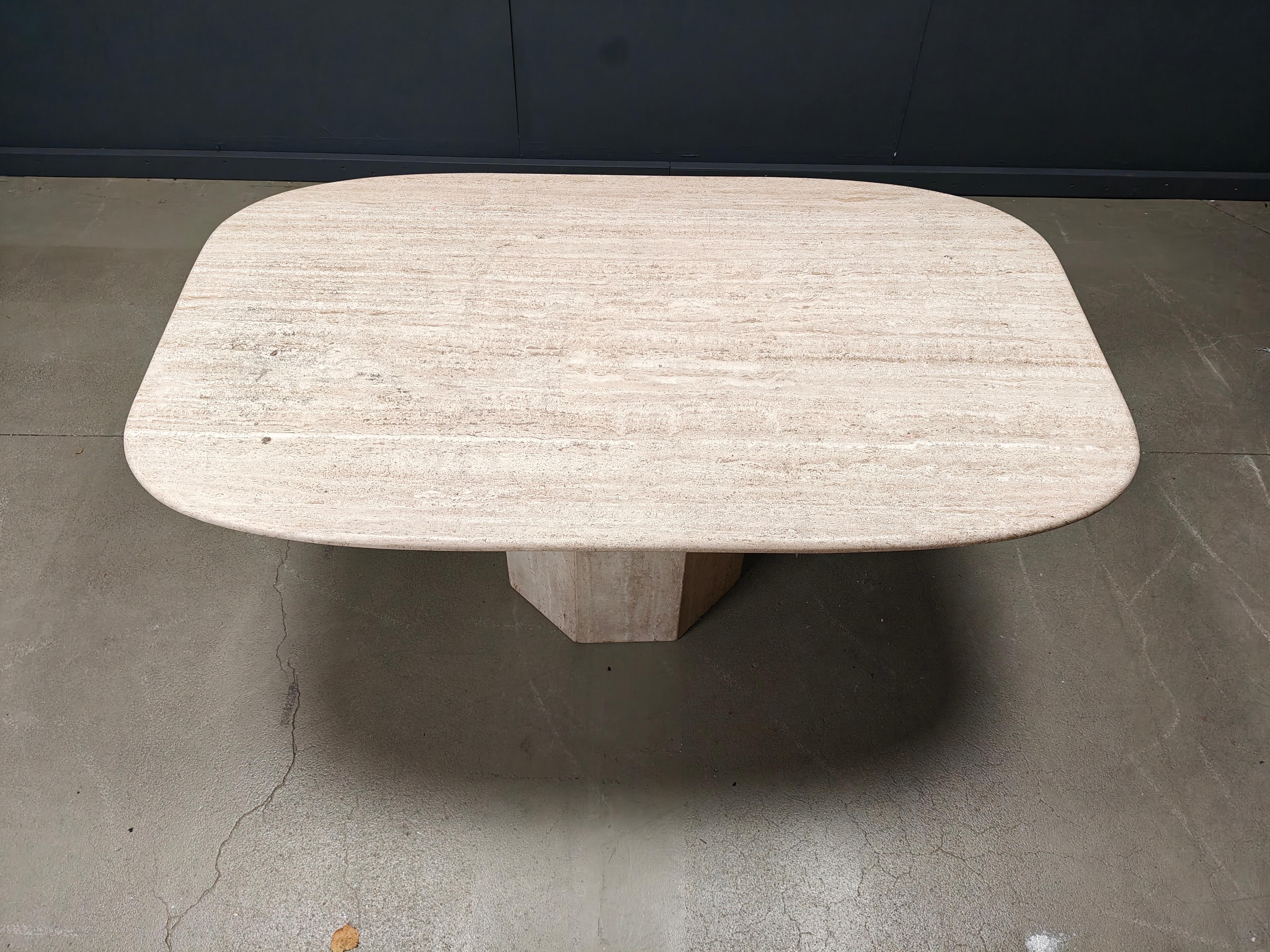 Table de salle à manger Elegant avec un magnifique plateau en travertin naturel et un piètement octogonal.

Pièce intemporelle.

Années 1970 - Italie

Dimensions :
Hauteur : 73 cm
Largeur : 170cm
Profondeur : 100cm

Réf : 25110302

*Toutes les