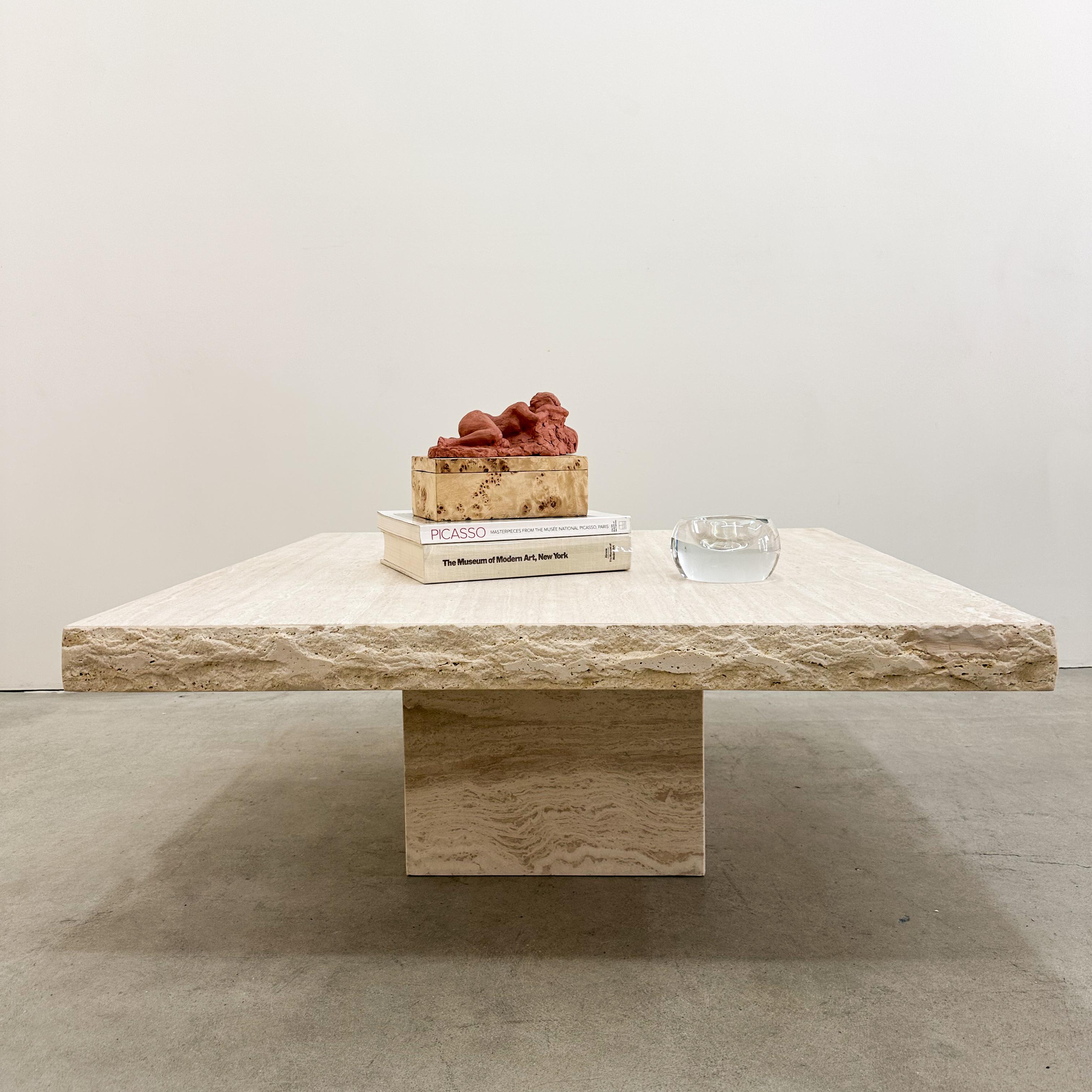 Magnifique table basse vintage en travertin à bord brut, avec une finition naturelle adoucie dans un ton de pierre clair et élégant.
Cette table carrée présente des bords vivants doucement texturés qui soulignent la beauté organique du travertin.