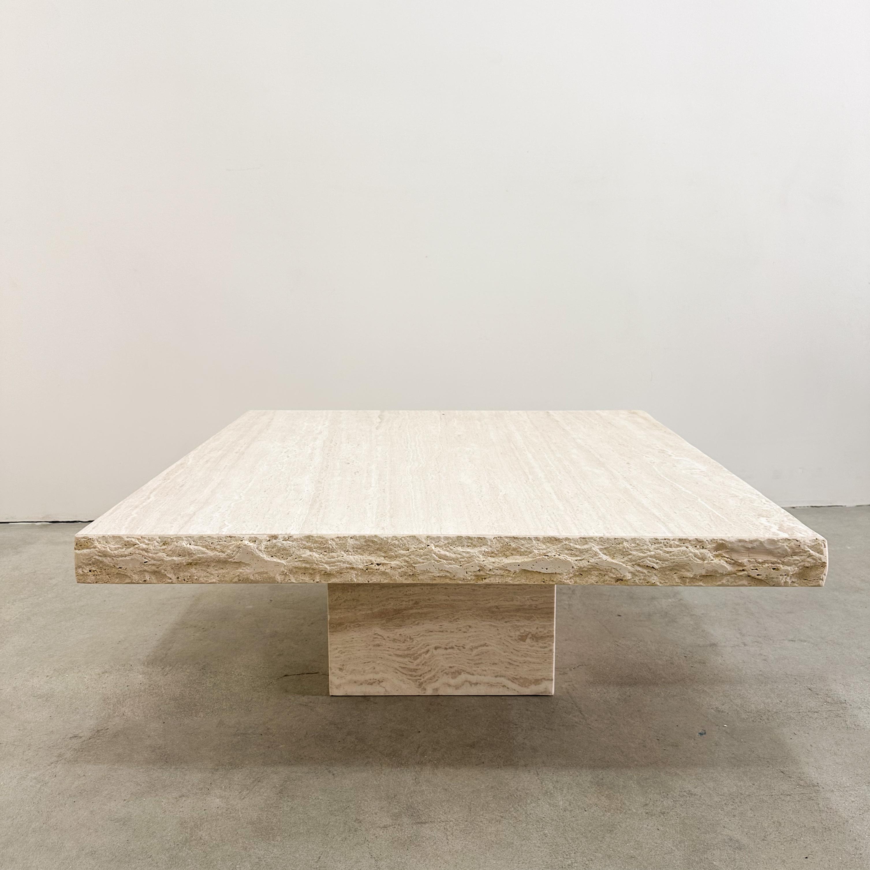 Table basse vintage en travertin à bords bruts 70s, 80s, MCM Postmodern Bon état - En vente à Palm Desert, CA