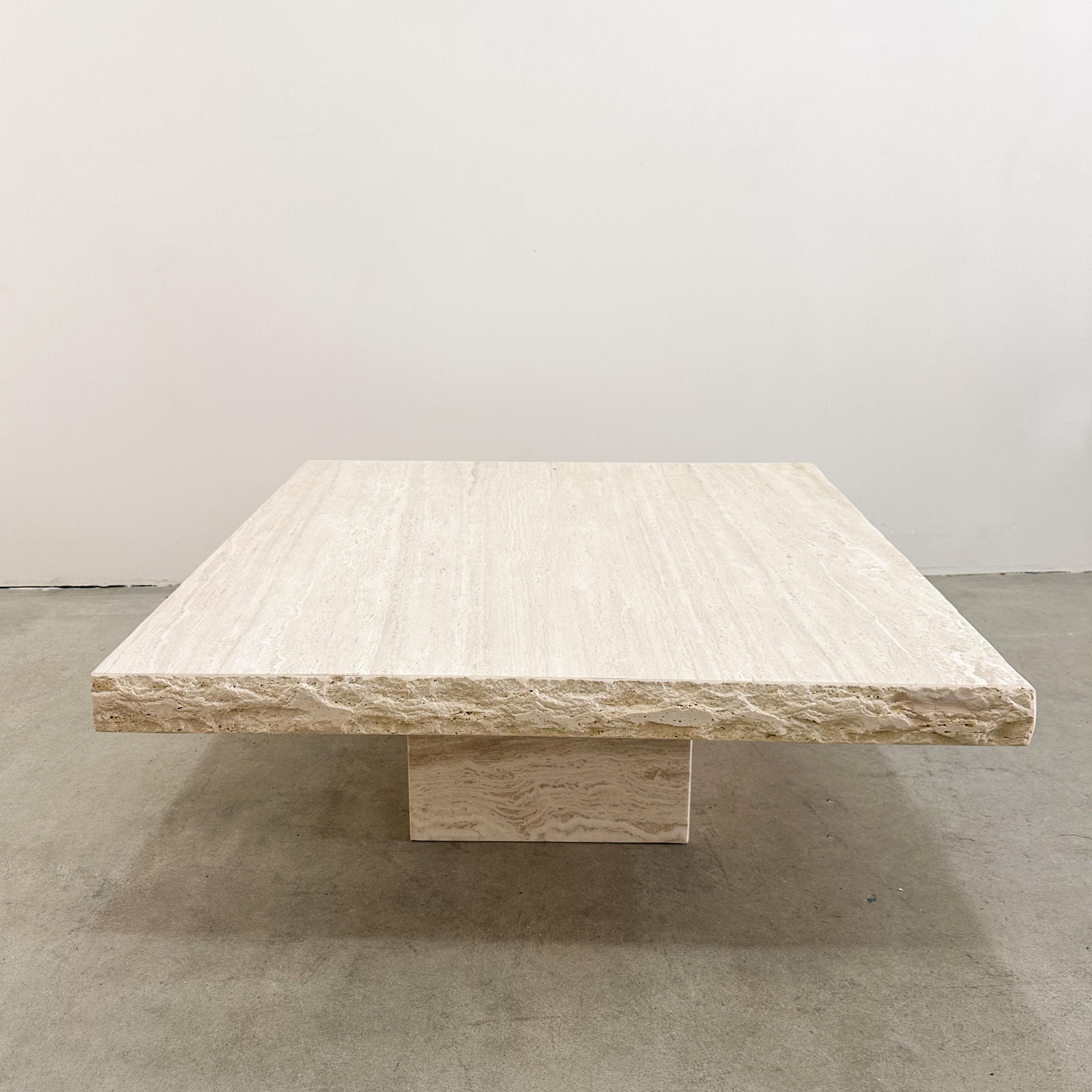 Fin du 20e siècle Table basse vintage en travertin à bords bruts 70s, 80s, MCM Postmodern en vente