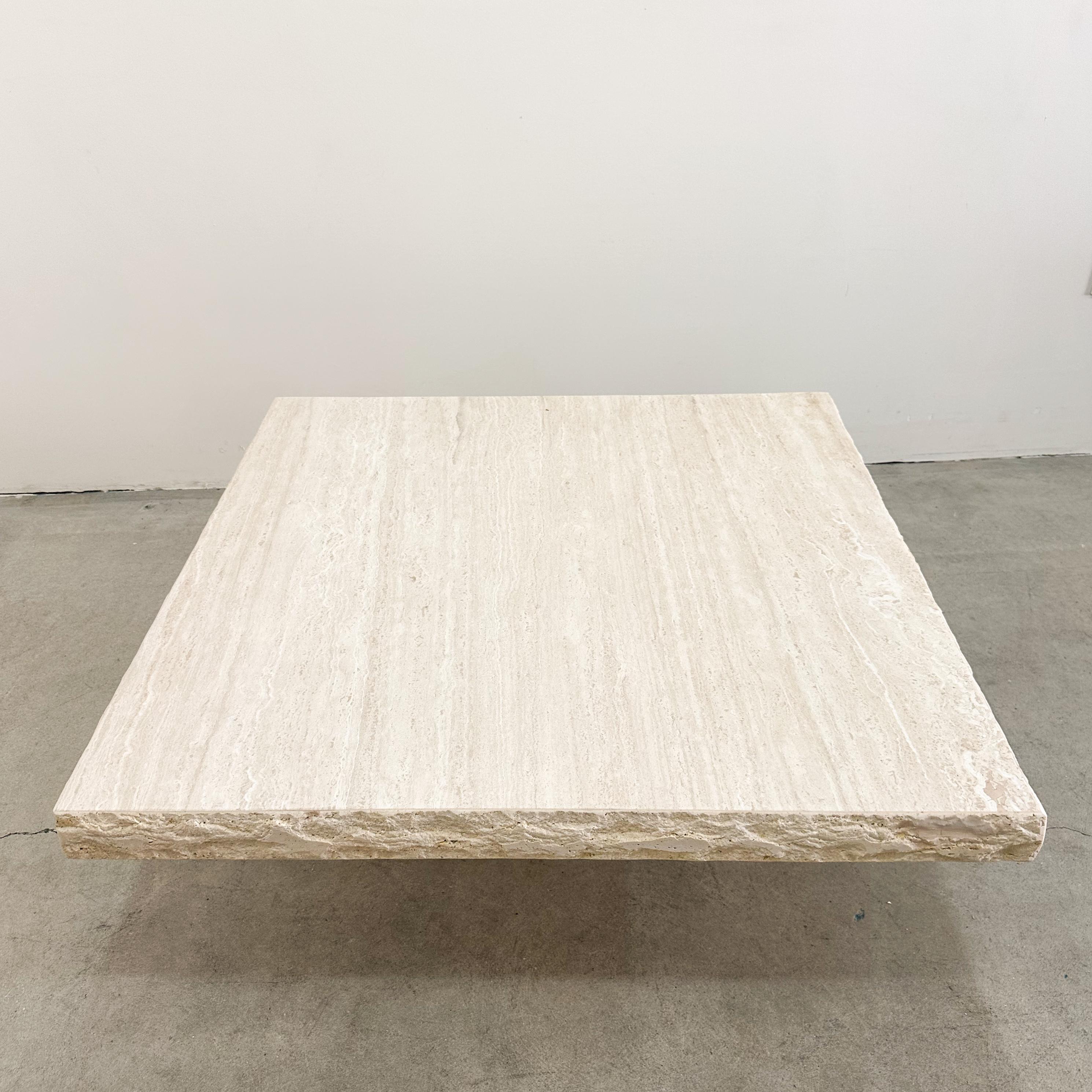 Travertin Table basse vintage en travertin à bords bruts 70s, 80s, MCM Postmodern en vente