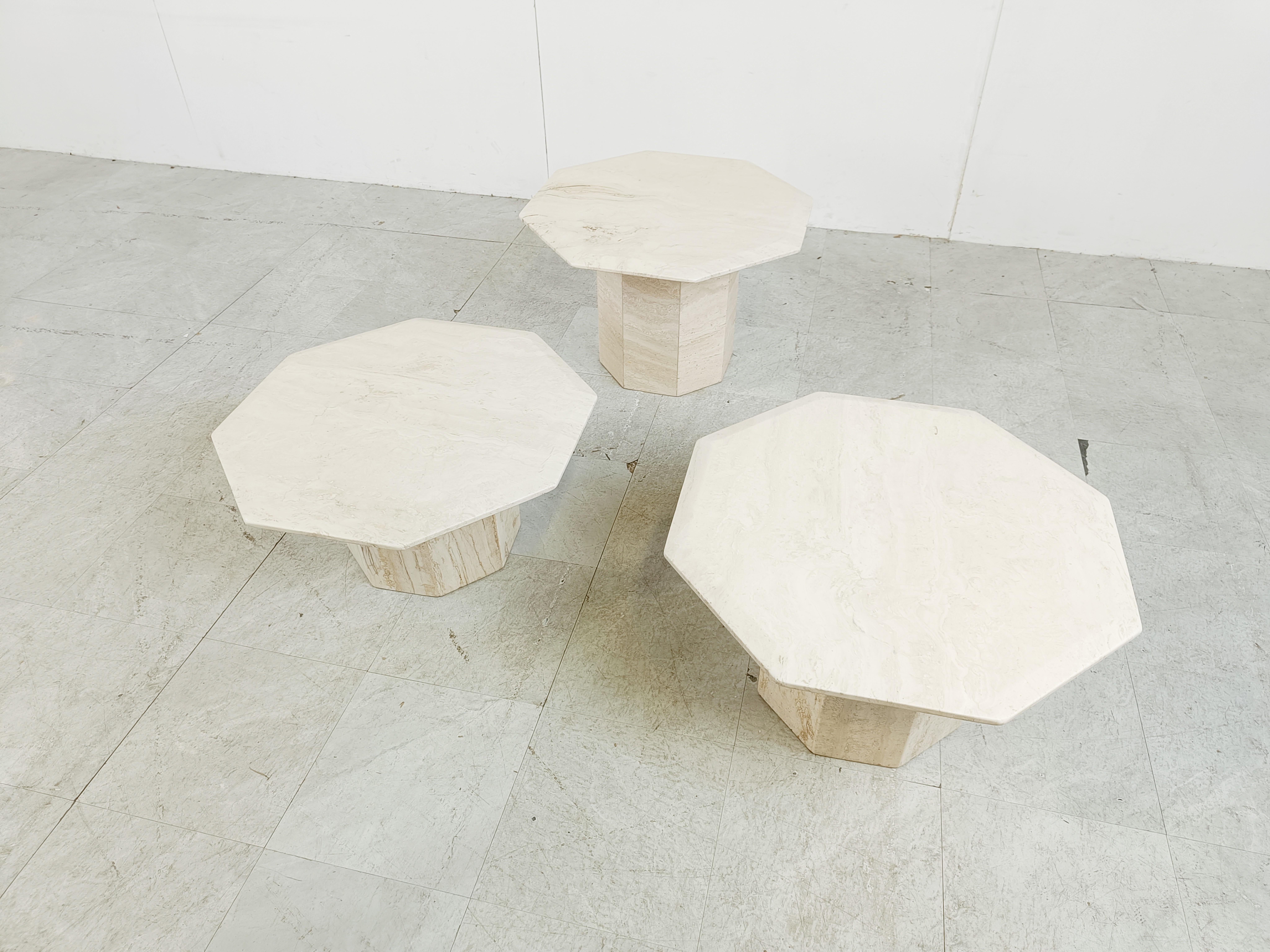 Set of 1970s italian travertine stone nesting tables or side tables with octogonal table tops.

The tables can be set up in different compositions. Timeless items.

Beautiful colour.

Very good condition

1970s - italy

Dimensions:
Largest table:
