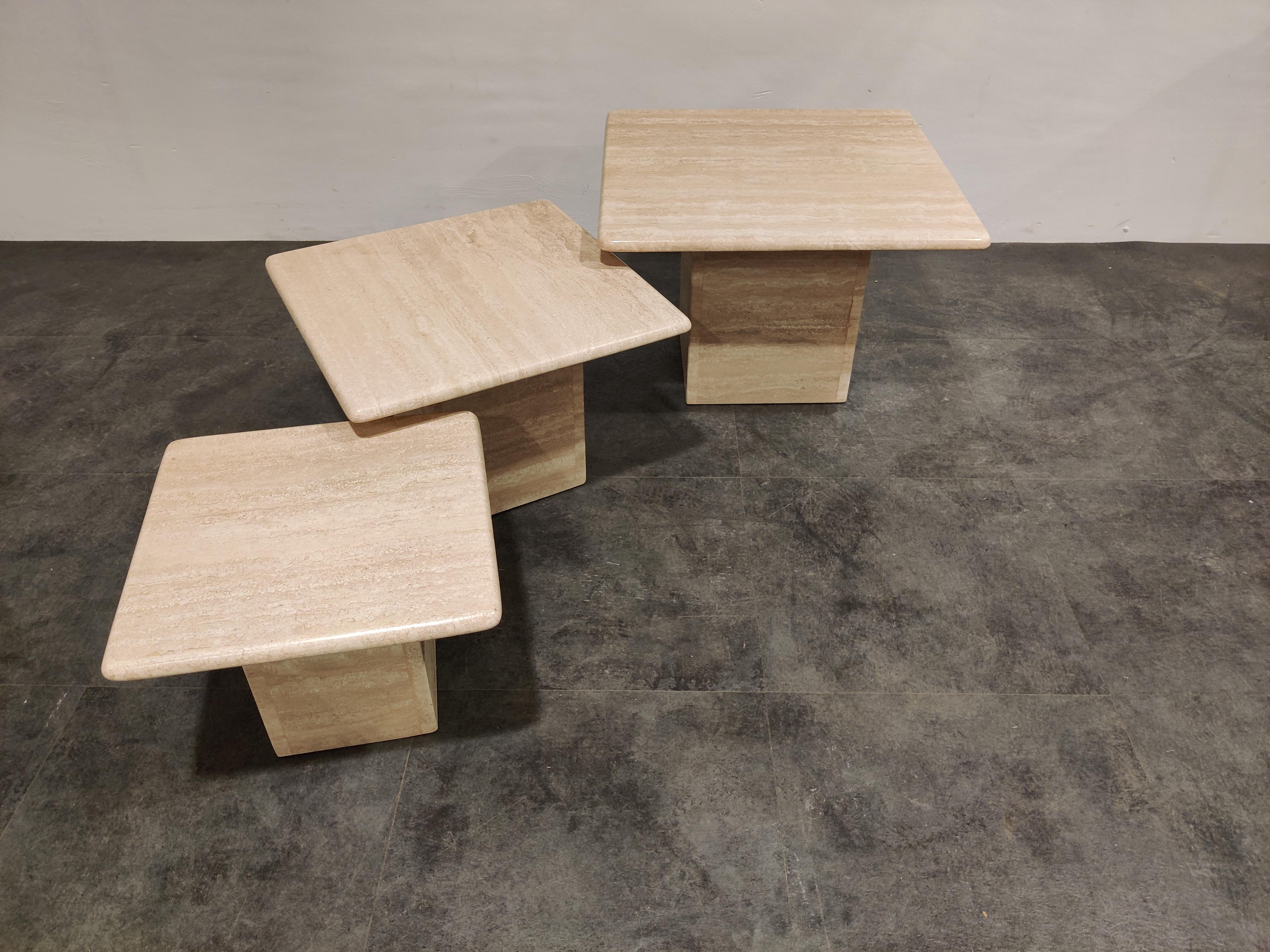 Set of 1970s Italian travertine stone nesting tables or side tables.

The tables can be set up in different compositions. Timeless items.

Beautiful color.

Very good condition

1970s, Italy

Dimensions:
Large table: 60 x 60 x 40 cm