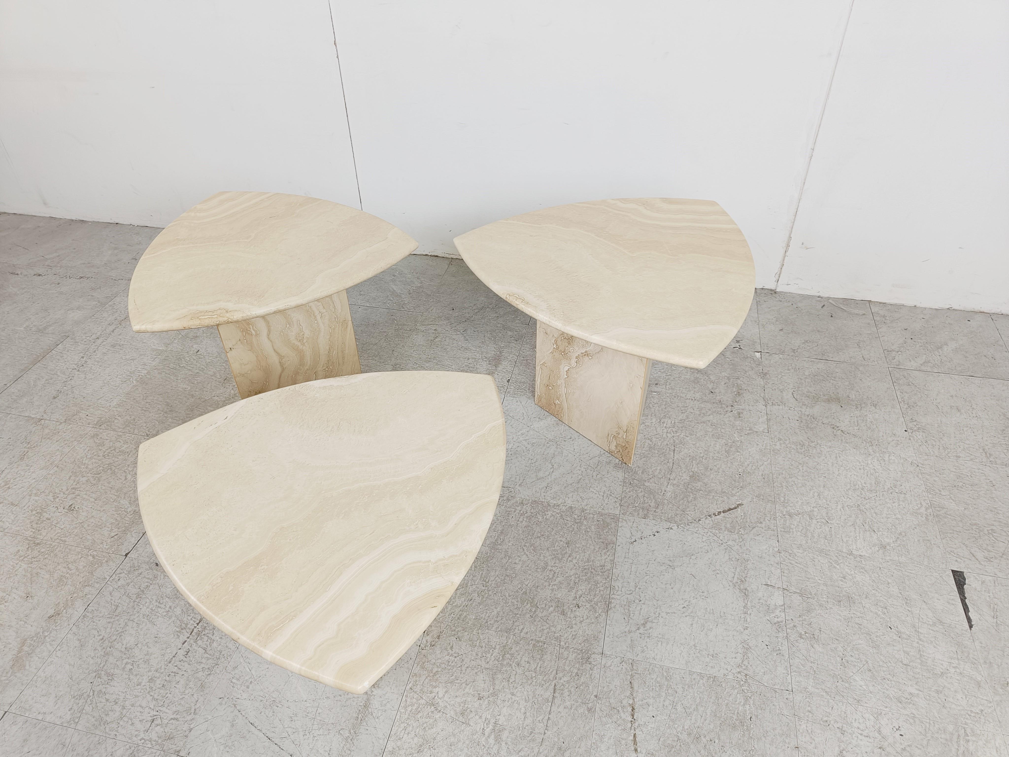 Set of 1970s italian triangular travertine stone nesting tables or side tables.

The tables can be set up in different compositions. Timeless items.

Beautiful colour.

Very good condition

1970s - italy

Dimensions:
Largest table: 60*60*43 cm