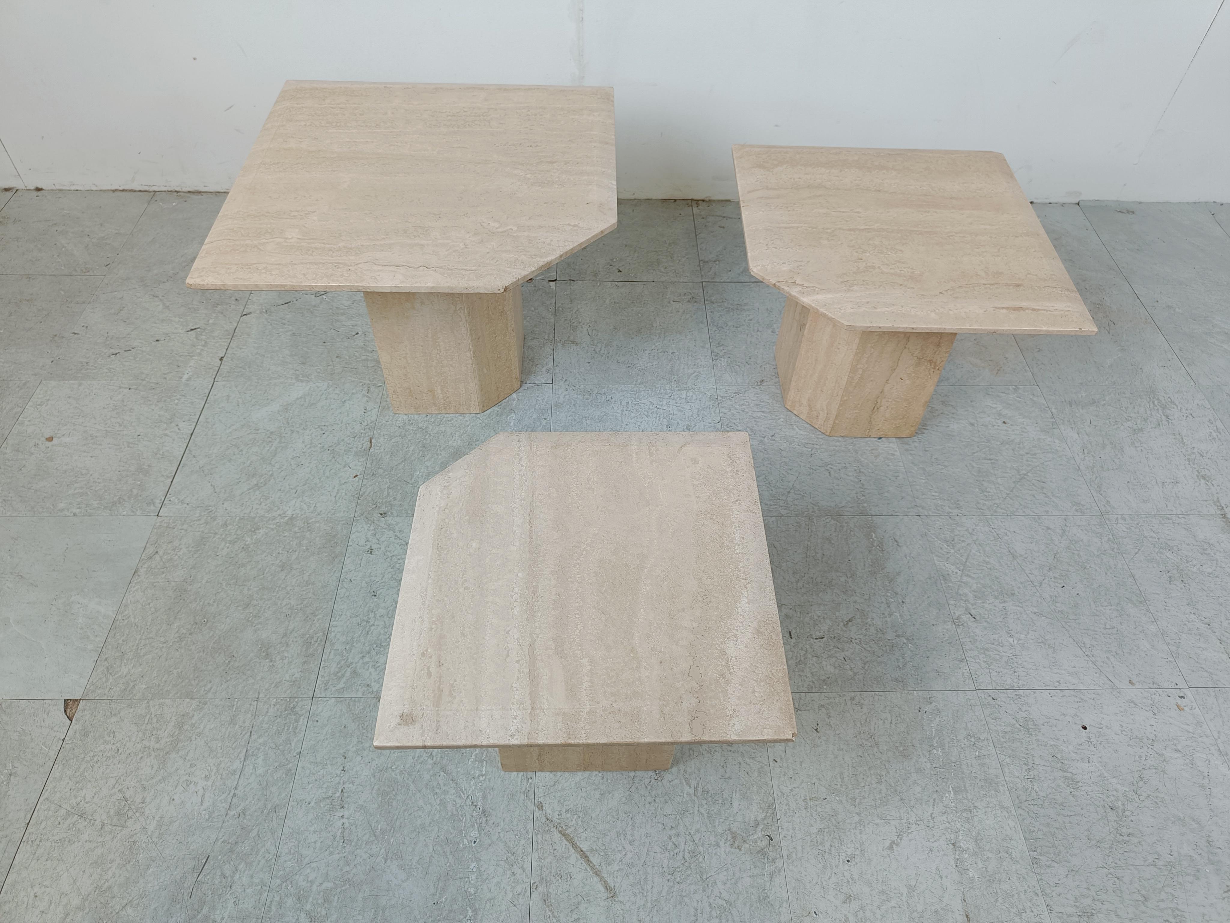 Set of 1970s italian travertine stone nesting tables or side tables.

The tables can be set up in different compositions. Timeless items.

Beautiful colour.

Very good condition

1970s - italy

Dimensions:
Largest table: 42x55x55cm

Ref.: