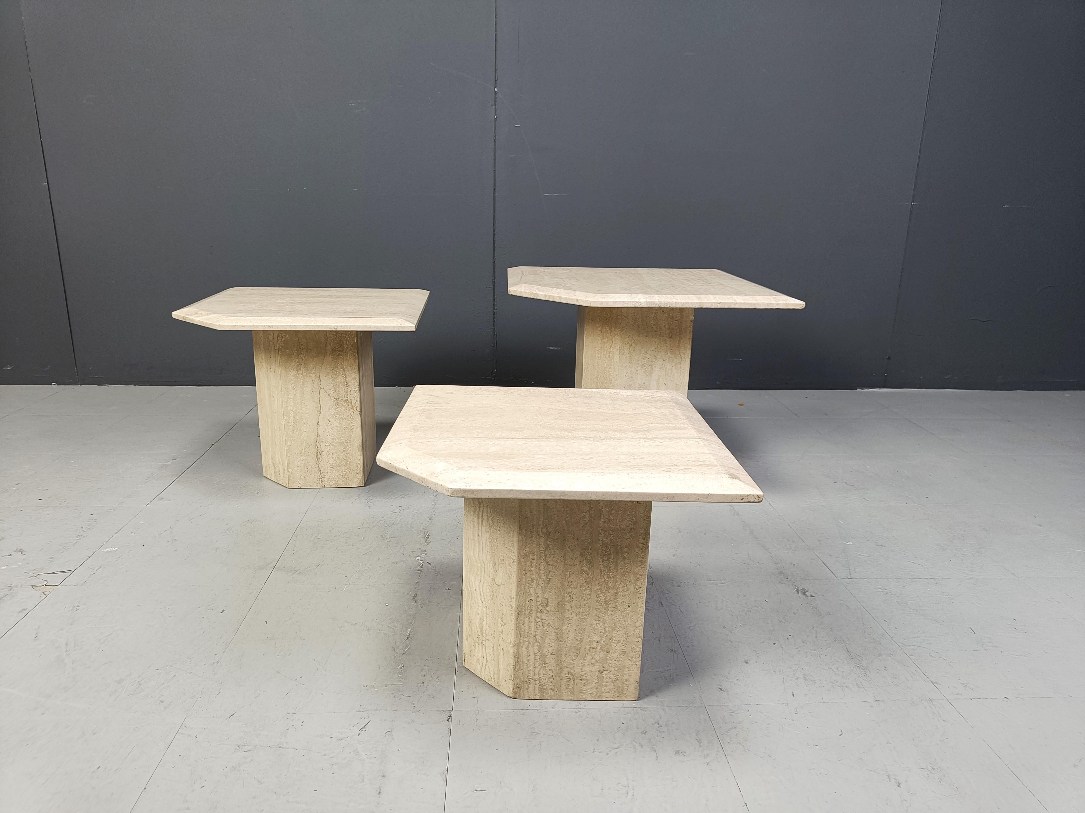 Mid-Century Modern Tables gigognes ou tables d'appoint vintage en travertin, années 1970 en vente
