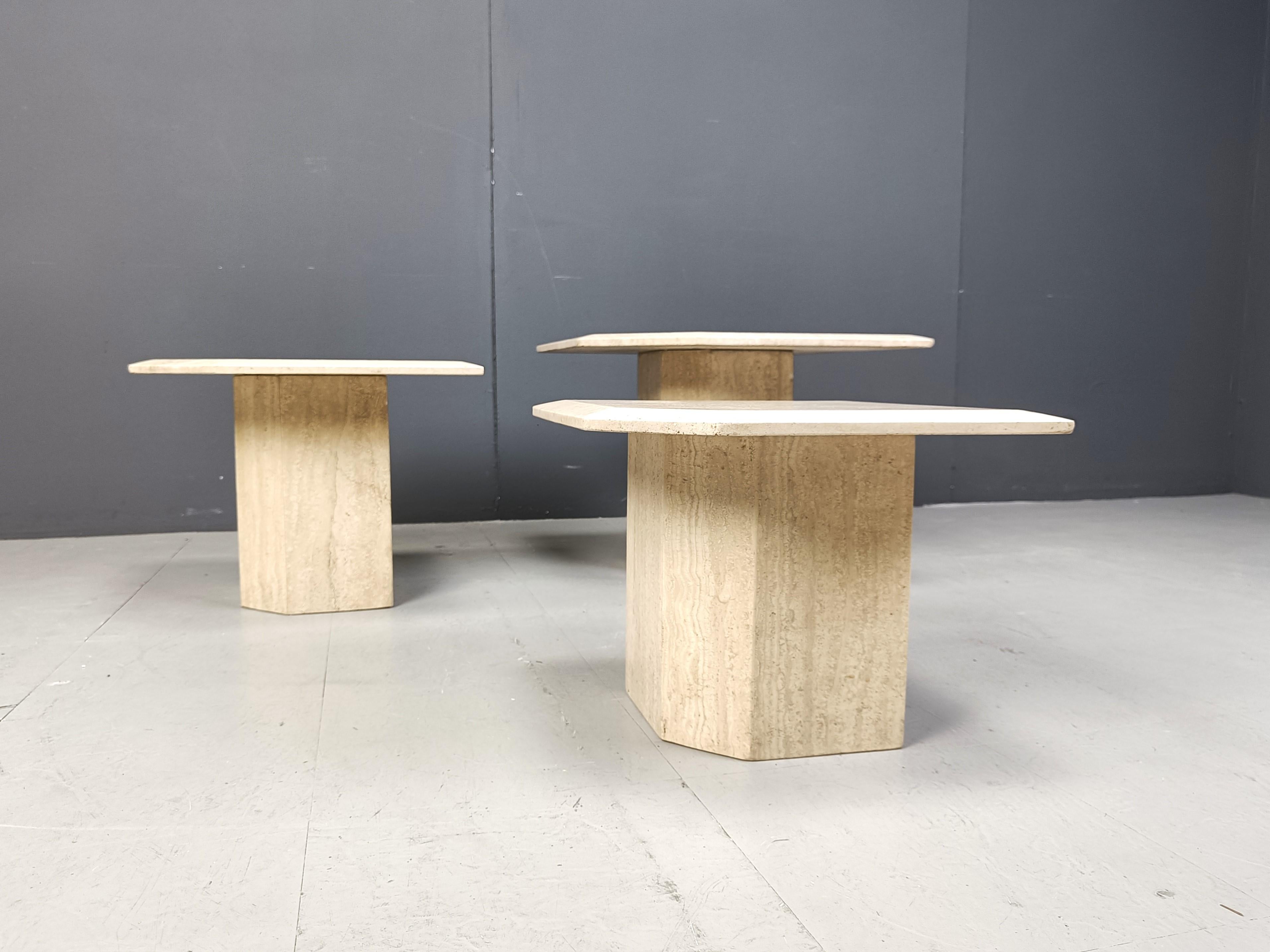 italien Tables gigognes ou tables d'appoint vintage en travertin, années 1970 en vente