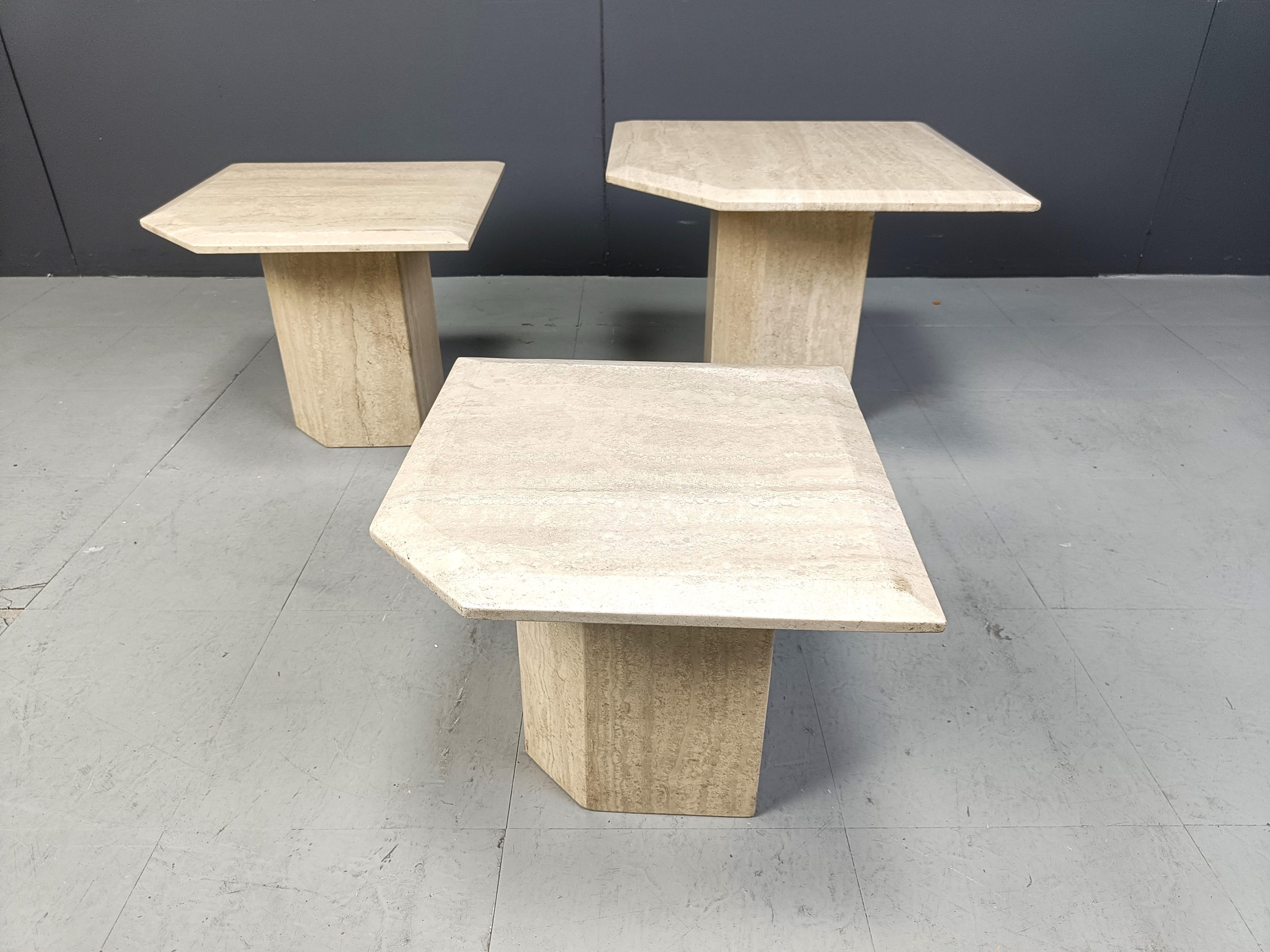 Fin du 20e siècle Tables gigognes ou tables d'appoint vintage en travertin, années 1970 en vente