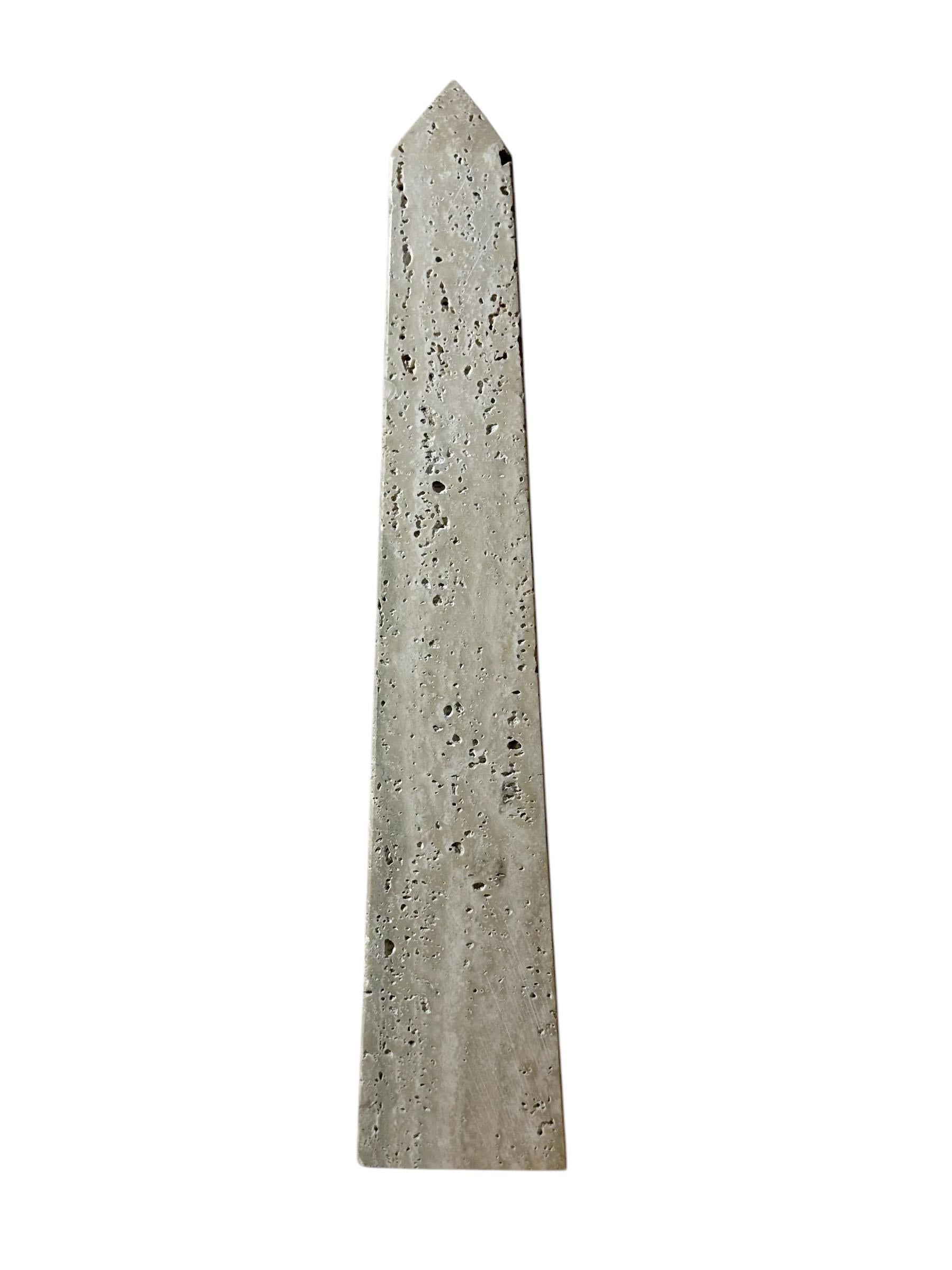 Obelisco singolo vintage di un noto decoratore. Marmo travertino. Circa anni '70, Italia.