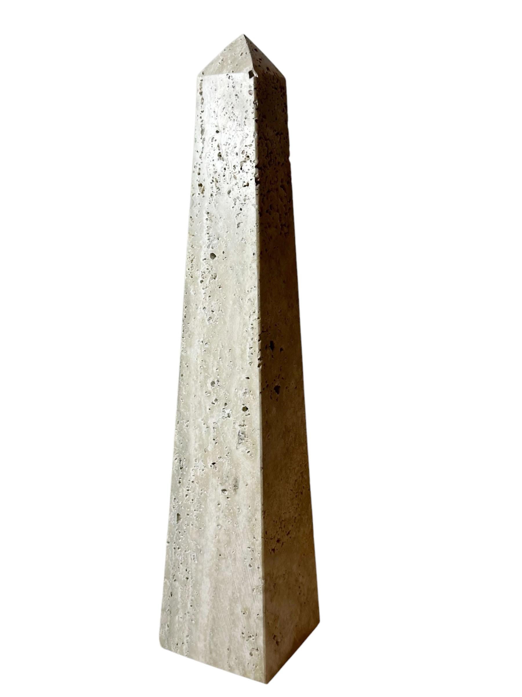 Italiano Obelisco in travertino vintage in vendita