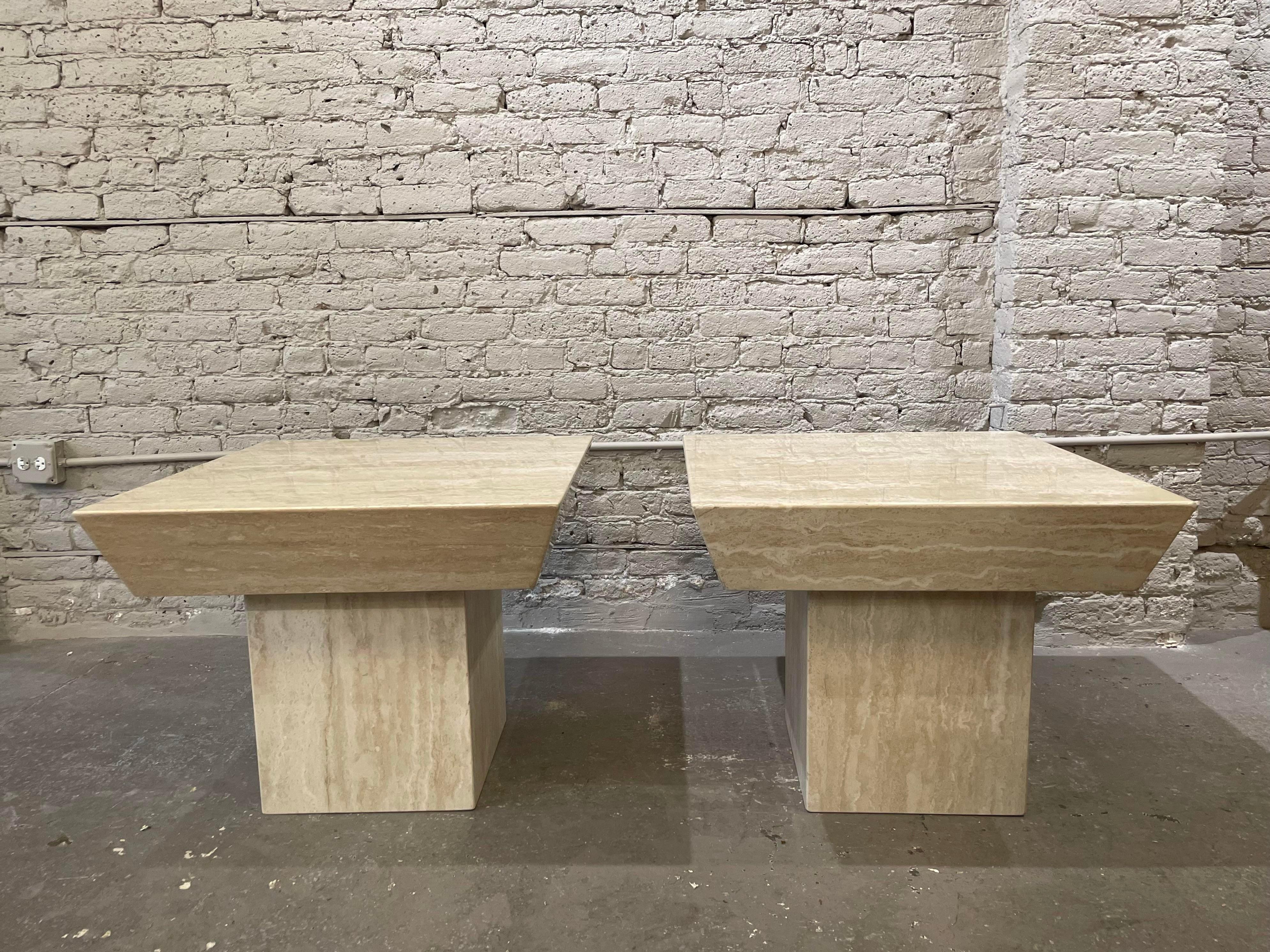 Schöne Vintage-Tische aus Travertin mit toller Maserung. Die Waage ist sooo gut. Ich habe auch den passenden Couchtisch - siehe andere Angebote. weniger

ABMESSUNGEN: 27,5ʺB × 27,5ʺT × 22ʺH
STYLES: Mid-Century ModernModernPostmodern
FORM DES