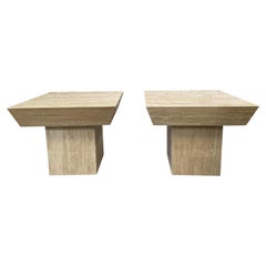Paire de tables d'appoint vintage en travertin à bord angulaire des années 1980