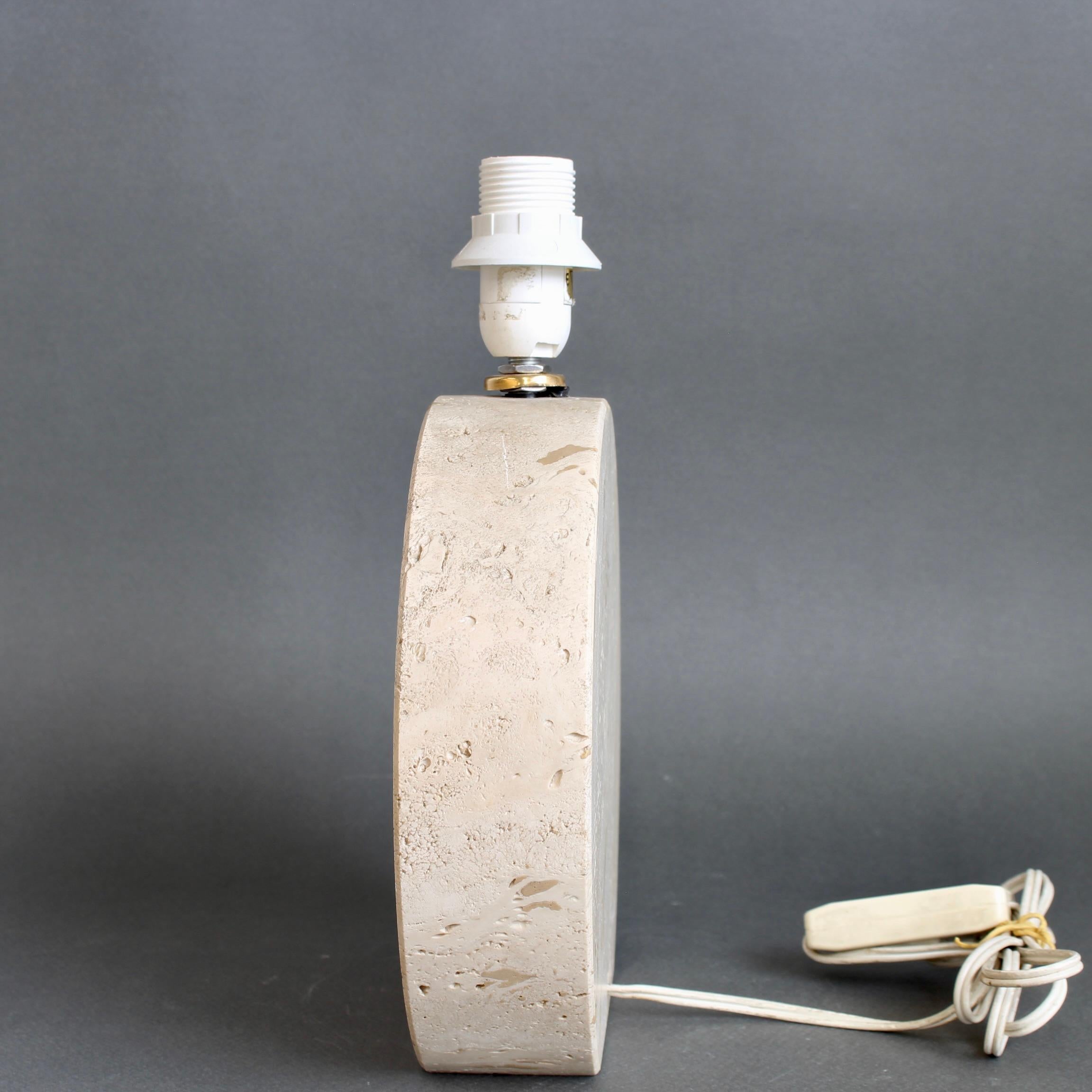 Fin du 20e siècle Lampe de table vintage en travertin (circa 1980) en vente