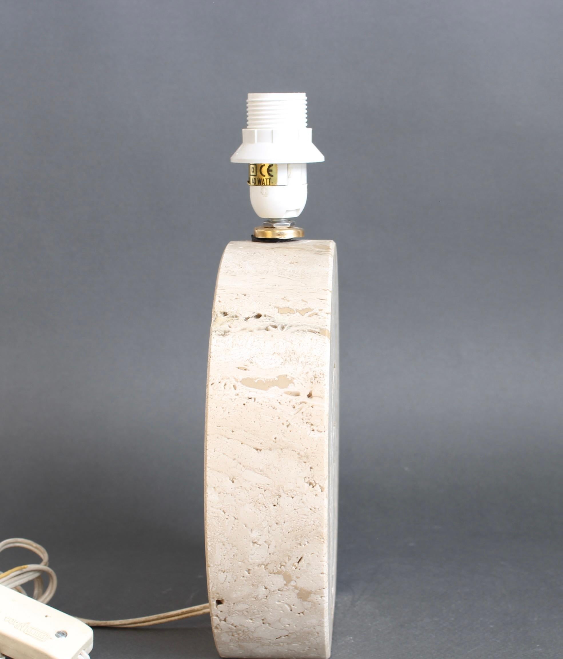 Lampe de table vintage en travertin (circa 1980) en vente 2