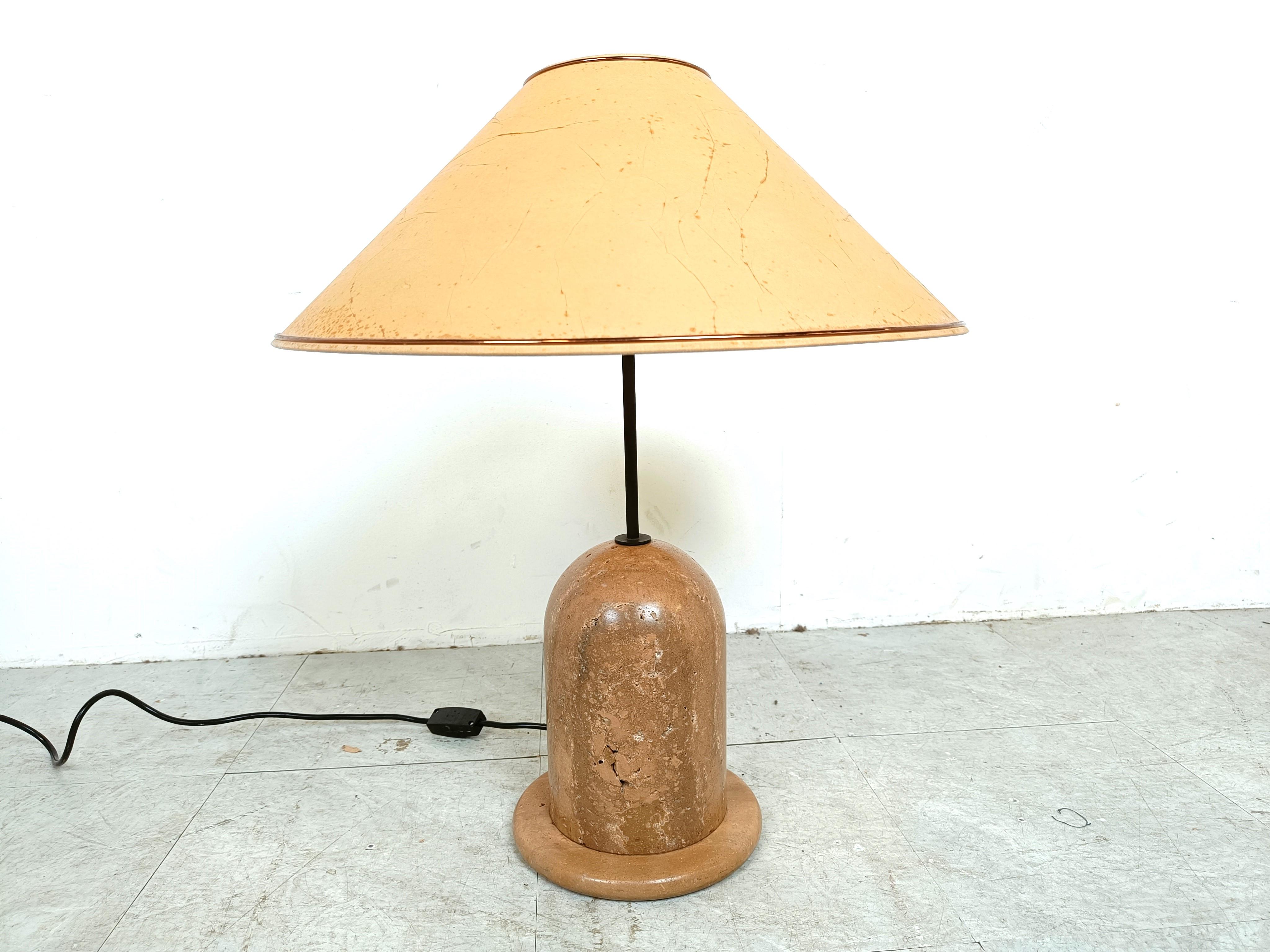 Charmante Tischlampe aus poliertem massivem Travertin mit dem originalen Lampenschirm aus den Siebzigern.

Guter Zustand, getestet mit einer E27-Glühbirne

Abmessungen:
Höhe 60cm/23.62