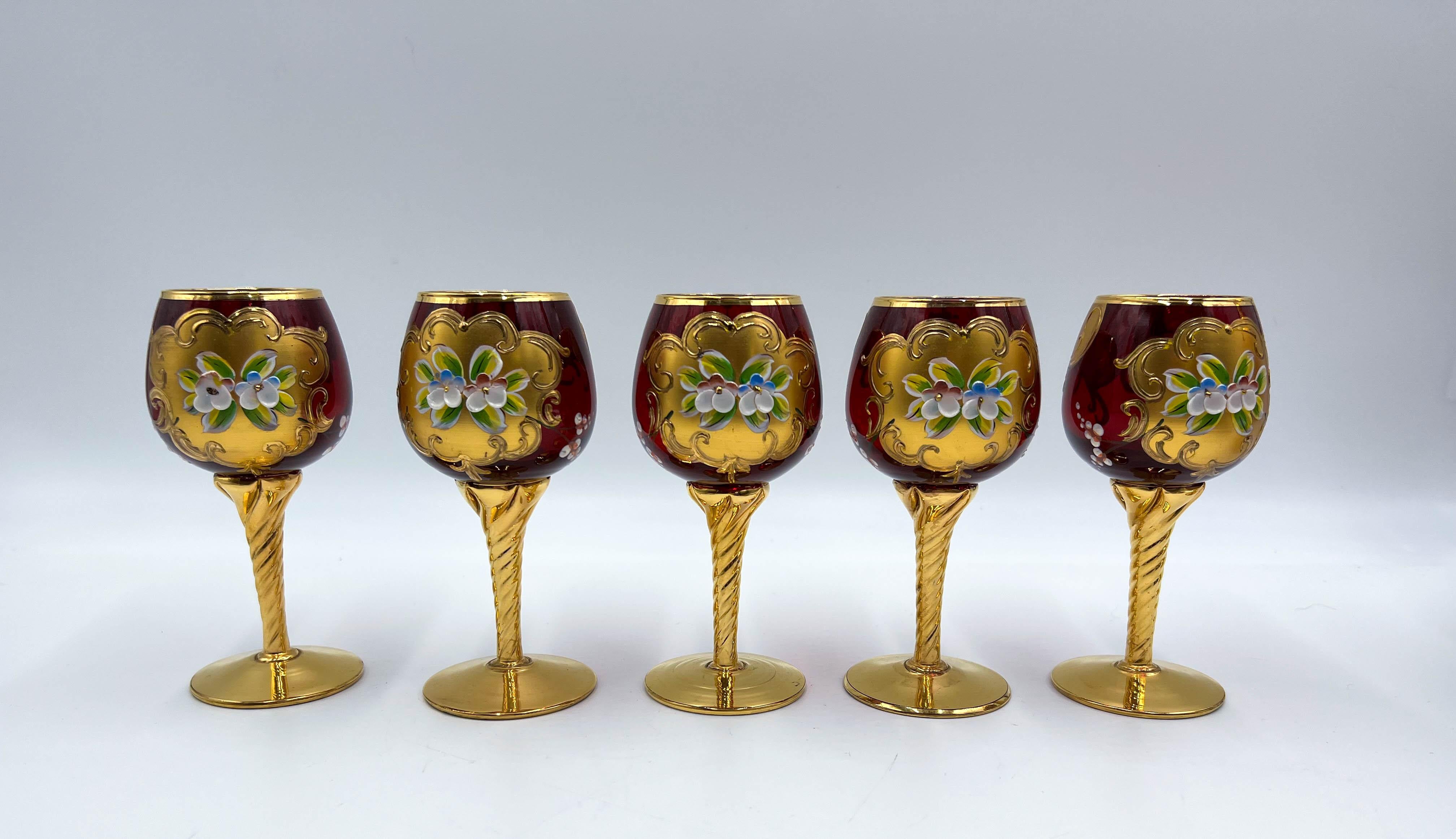 Début du 20ème siècle Vieux gobelets et pichet en verre de Murano vénitien rouge rubis Tre Fuochi, 8 pièces en vente