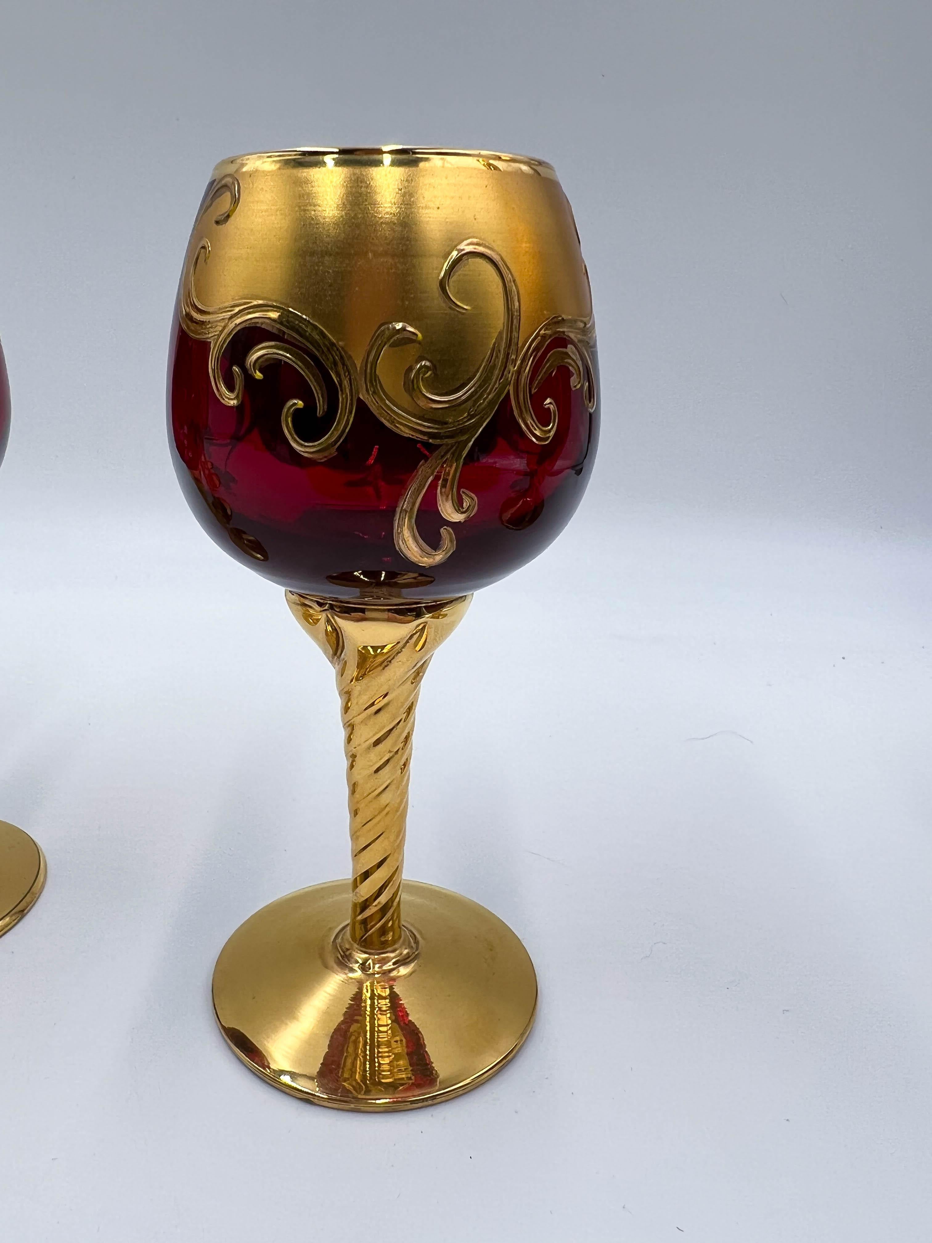 Vieux gobelets et pichet en verre de Murano vénitien rouge rubis Tre Fuochi, 8 pièces en vente 3