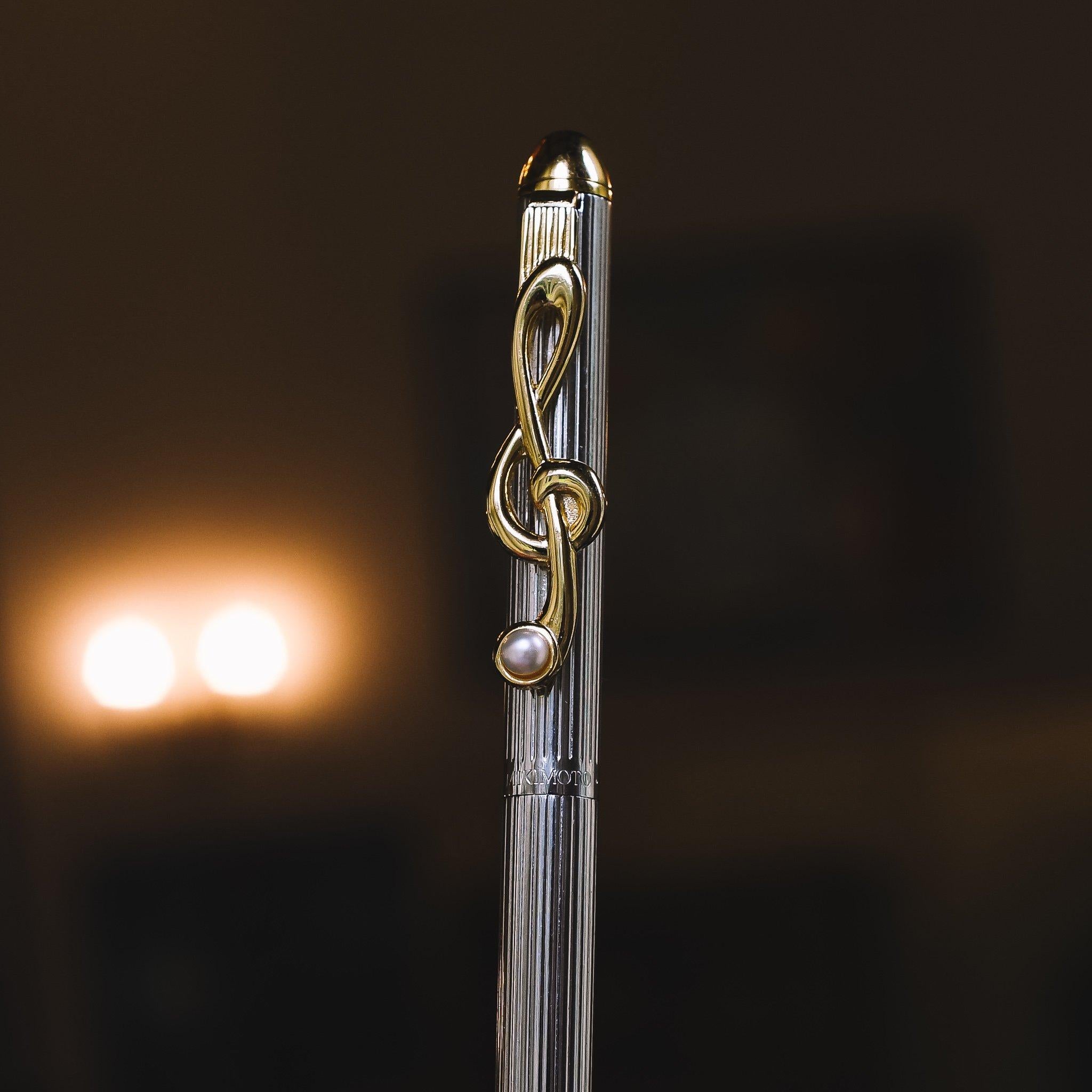 Treble Kleeblatt Mikimoto Perlenstift für Damen oder Herren im Angebot