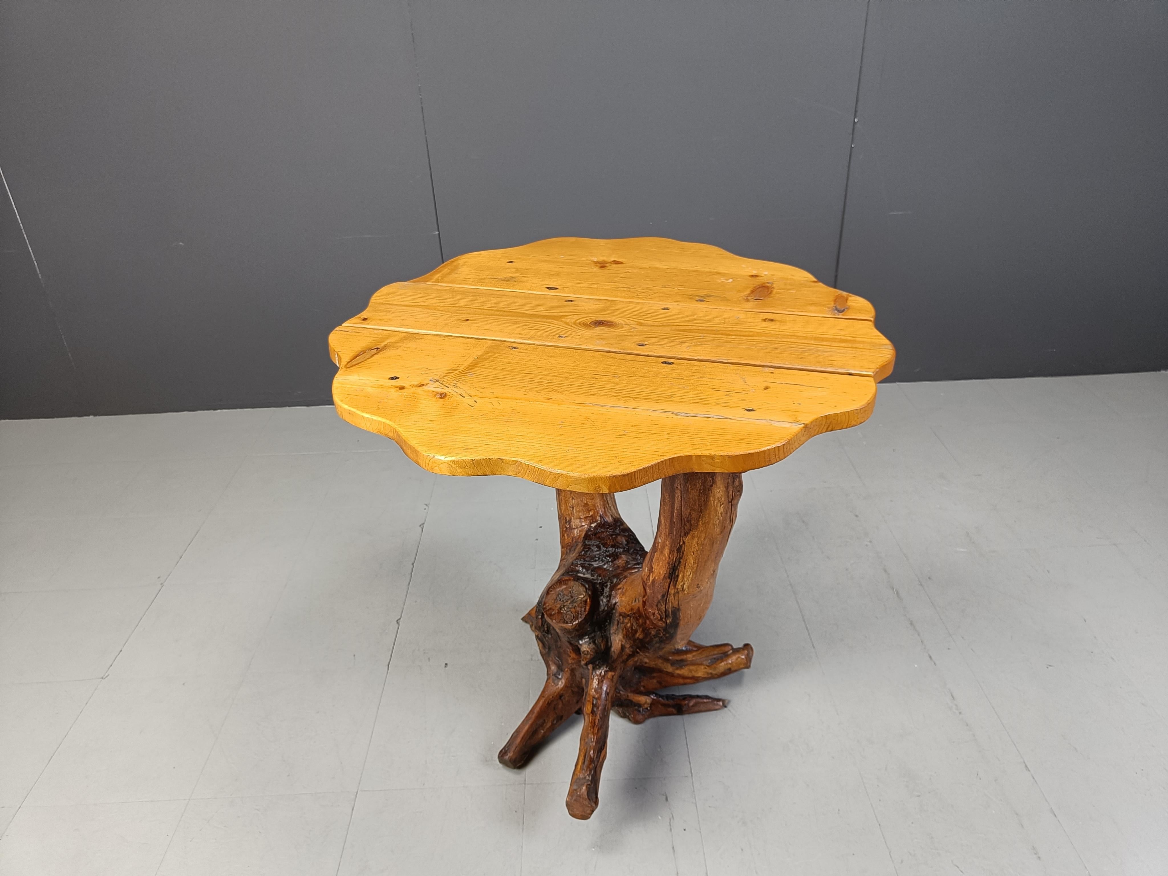 Tavolo con radici d'albero dall'aspetto fantastico e piano scolpito.

Questo tavolo è davvero progettato dalla natura.

Un pezzo sorprendente per la tua sala da pranzo come piccolo tavolo da pranzo, tavolo da esposizione o tavolino.

Anni '60 -