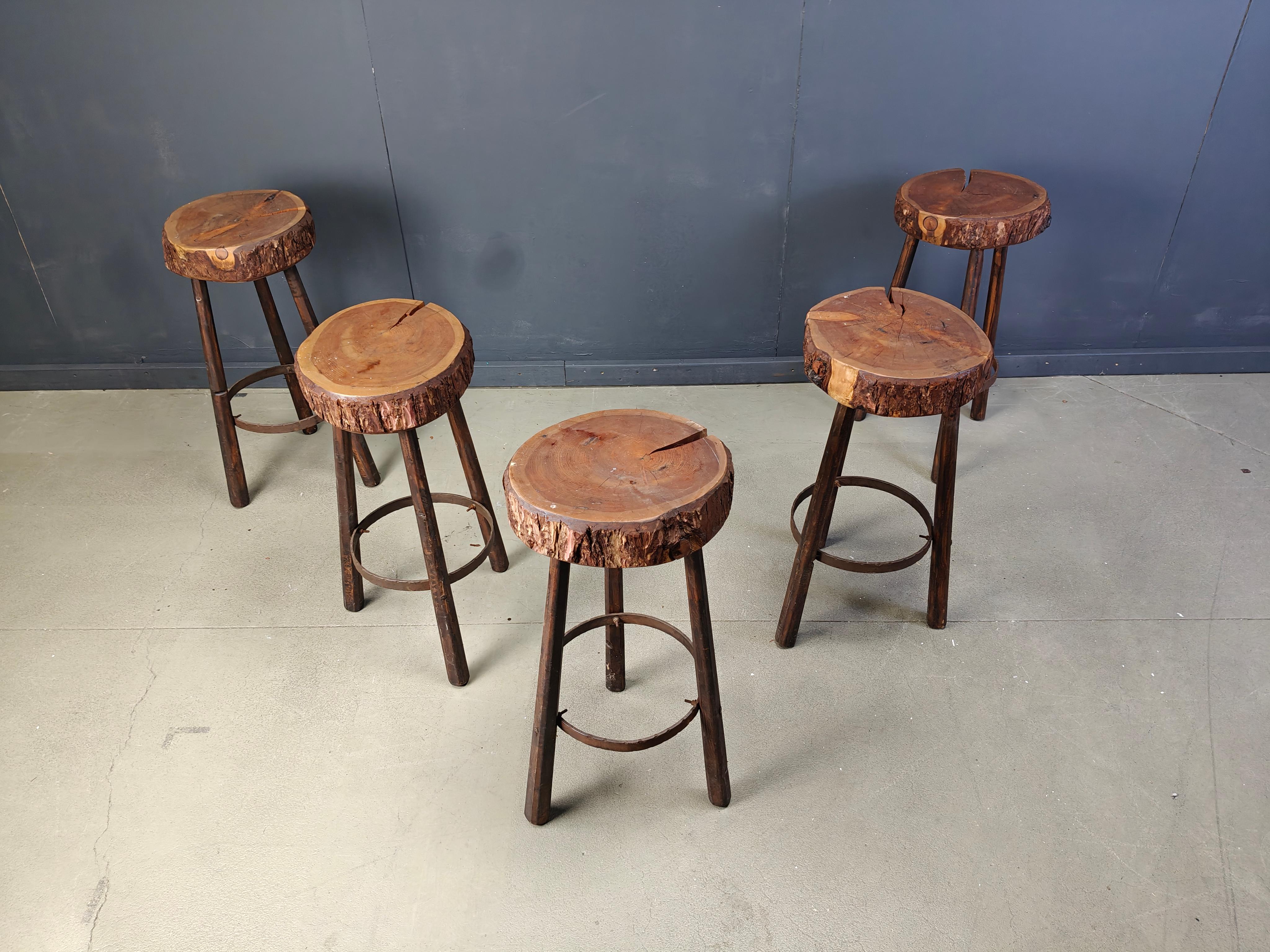 Vintage Baumstamm Barhocker Satz von 5 - 1970er (Spätes 18. Jahrhundert) im Angebot
