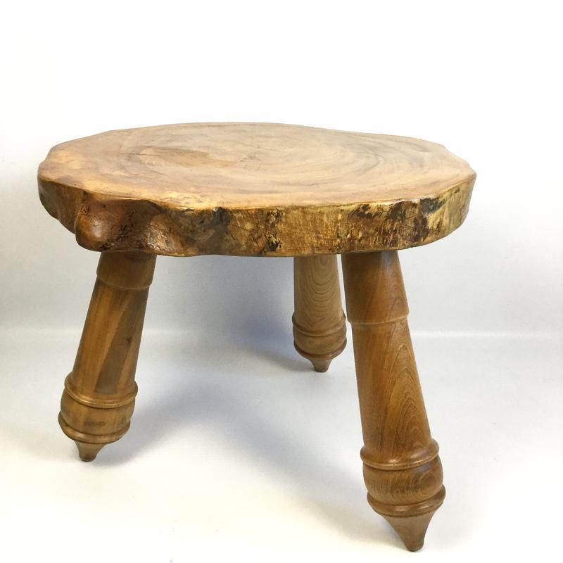 Very contemporary side table with three original feet in oak turned
Oak and elm.