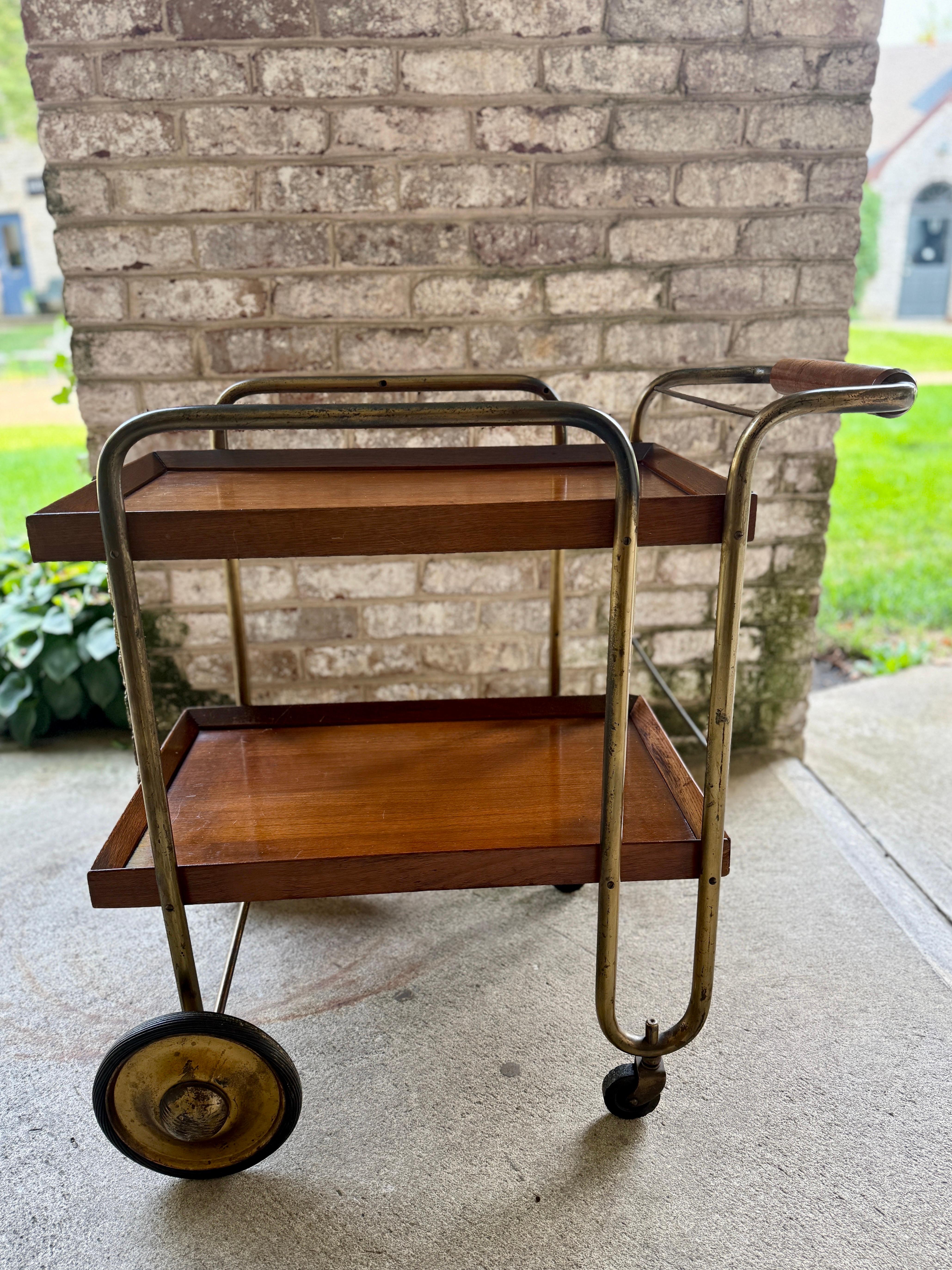 Vintage Treitl-Gratz Nussbaum Zweistöckiger Servier-/Barwagen (Mitte des 20. Jahrhunderts) im Angebot
