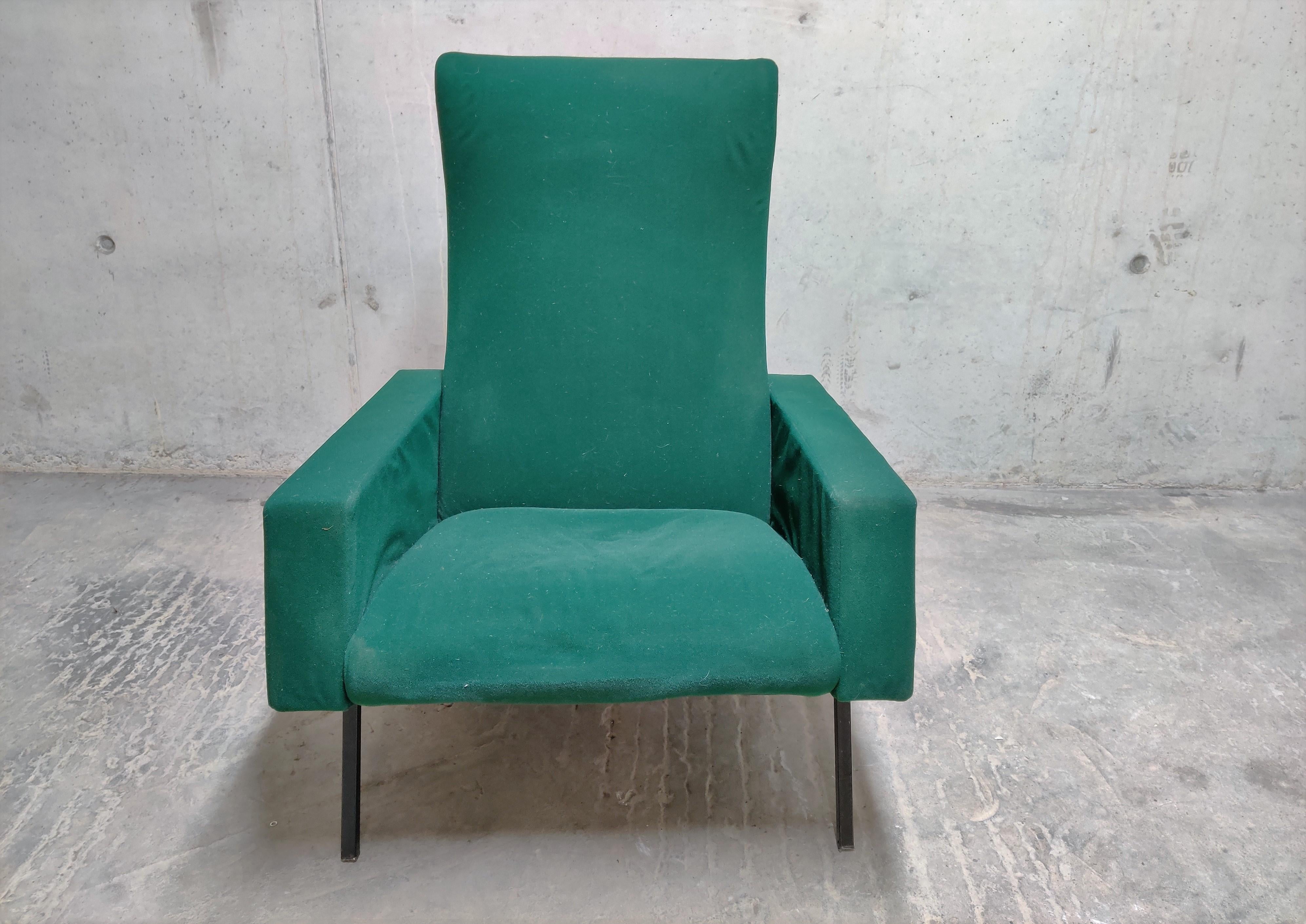 Loungesessel aus grünem Stoff Modell 'Trelax' von Pierre Guariche für Meurop.

Der Liegestuhl hat eine Fußstütze, so dass Sie eine sehr bequeme Position zum Entspannen einnehmen können.

Dieses Modell hat das gleiche Design wie die