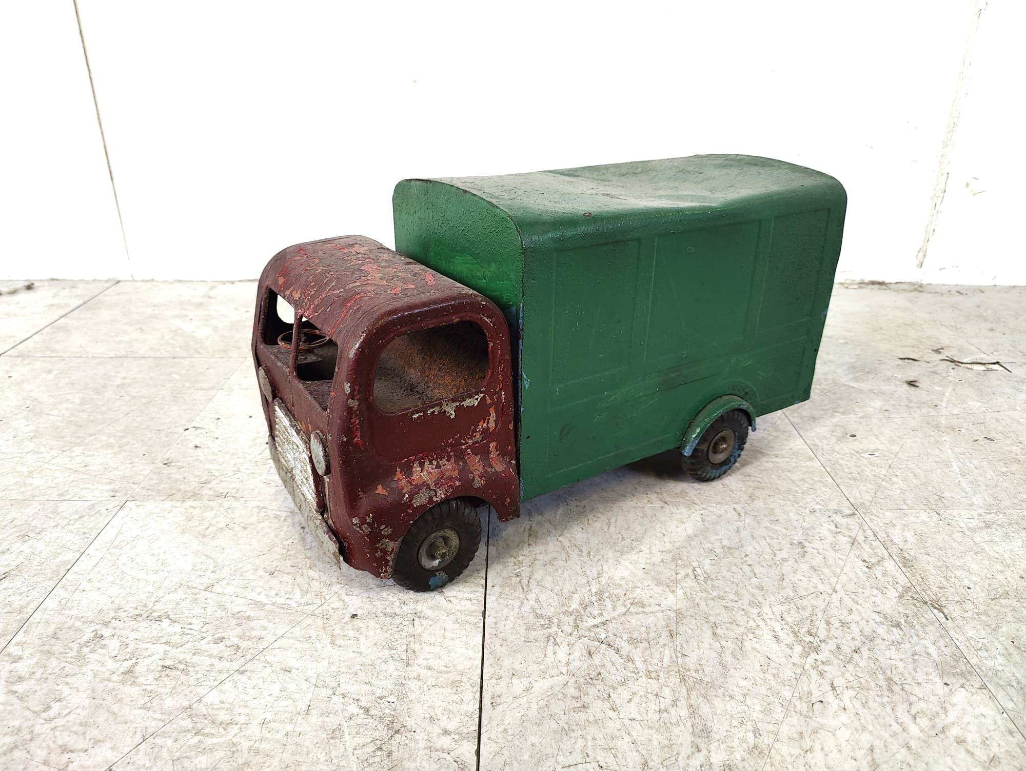 Vintage toy car from the english brand 'Tri-ang'.

The charm is in the wear and tear of this item, it makes this little truck very attractive and decorative.

The tires are all original.

The box on the van is a bit dented
​
1950s, England

Ref.: