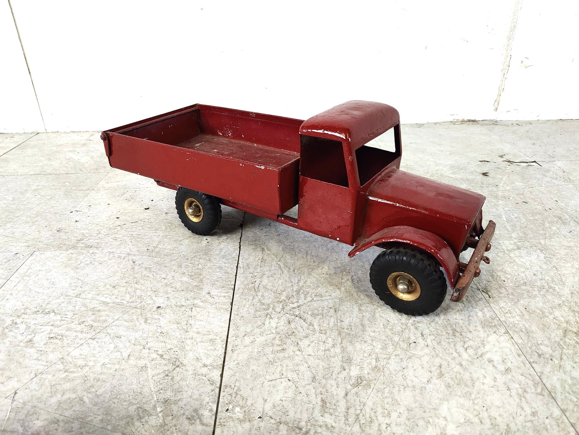 Vintage toy car from the english brand 'Tri-ang'.

The charm is in the wear and tear of this item, it makes this little truck very attractive and decorative.

Good original condition
​
1950s, England

Ref.: 6521414

