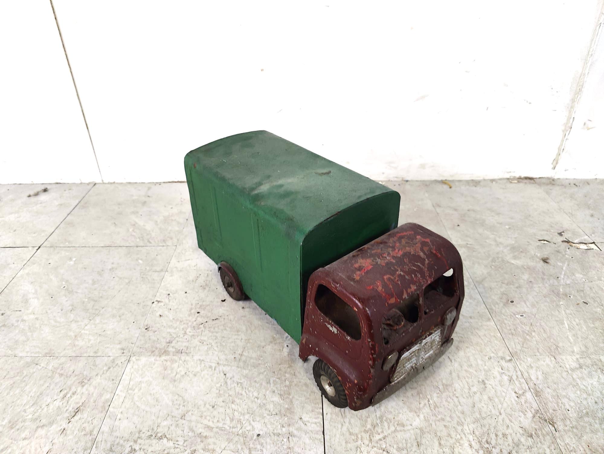 Vintage tri-ang tin toy car, 1950s In Fair Condition For Sale In HEVERLEE, BE